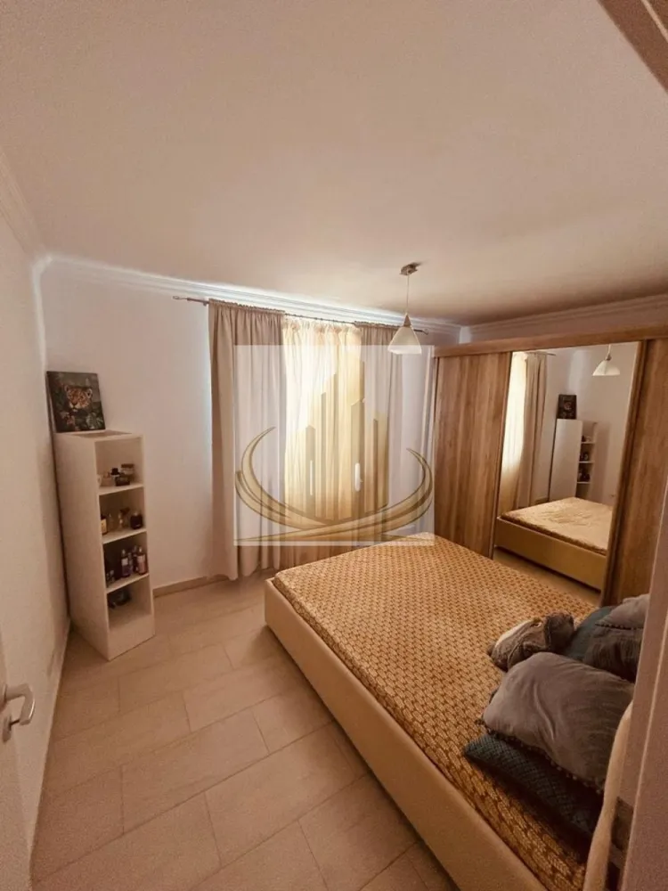 Apartament 3 Camere, Modern | Etaj 2 | Dumbrăvița – Zonă Excelenta - Grand Mobilis Imobiliare vă propune spre vânzare un apartament cu 3 camere, open-space, situat în Dumbrăvița, într-o zonă liniștită și foarte bine conectată.

Construit în anul 2018, apartamentul se remarcă prin compartimentarea eficientă și printr-o amenajare modernă, realizată cu bun gust, fiind pregătit pentru a deveni un cămin confortabil sau o investiție sigură.

📐 Detalii proprietate:
Compartimentare: 3 camere decomandate, cu living open-space
Etaj: 2 din 2
Construcție: 2018
Spații bine optimizate și luminoase
🏢 Dotări și avantaje:
Încălzire în pardoseală + centrală proprie
Bloc bine întreținut
Apartament luminos, cu atmosferă primitoare
📍 Locație:

Poziționat într-o zonă liniștită, dar excelent conectată, apartamentul oferă acces rapid către toate punctele de interes:

Grădiniță, școală, magazine în imediata apropiere
Aproape de Decathlon, Hornbach, Profi, restaurante și terase
La câteva minute de Player Dumbrăvița
Acces facil către principalele artere ale orașului și către Iulius Town
💼 Potrivit pentru:

✔️ Familii, care își doresc un cămin modern, într-o zonă liniștită
✔️ Investitori, apartamentul putând fi preluat cu chiriași existenți, care achită în prezent 550 €/lună, oferind un randament imediat

📞 Pentru mai multe informații și programarea unei vizionări, echipa Grand Mobilis Imobiliare vă stă la dispoziție!
