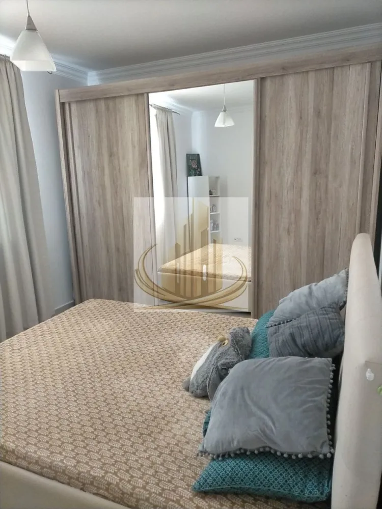 Apartament 3 Camere, Modern | Etaj 2 | Dumbrăvița – Zonă Excelenta - Grand Mobilis Imobiliare vă propune spre vânzare un apartament cu 3 camere, open-space, situat în Dumbrăvița, într-o zonă liniștită și foarte bine conectată.

Construit în anul 2018, apartamentul se remarcă prin compartimentarea eficientă și printr-o amenajare modernă, realizată cu bun gust, fiind pregătit pentru a deveni un cămin confortabil sau o investiție sigură.

📐 Detalii proprietate:
Compartimentare: 3 camere decomandate, cu living open-space
Etaj: 2 din 2
Construcție: 2018
Spații bine optimizate și luminoase
🏢 Dotări și avantaje:
Încălzire în pardoseală + centrală proprie
Bloc bine întreținut
Apartament luminos, cu atmosferă primitoare
📍 Locație:

Poziționat într-o zonă liniștită, dar excelent conectată, apartamentul oferă acces rapid către toate punctele de interes:

Grădiniță, școală, magazine în imediata apropiere
Aproape de Decathlon, Hornbach, Profi, restaurante și terase
La câteva minute de Player Dumbrăvița
Acces facil către principalele artere ale orașului și către Iulius Town
💼 Potrivit pentru:

✔️ Familii, care își doresc un cămin modern, într-o zonă liniștită
✔️ Investitori, apartamentul putând fi preluat cu chiriași existenți, care achită în prezent 550 €/lună, oferind un randament imediat

📞 Pentru mai multe informații și programarea unei vizionări, echipa Grand Mobilis Imobiliare vă stă la dispoziție!