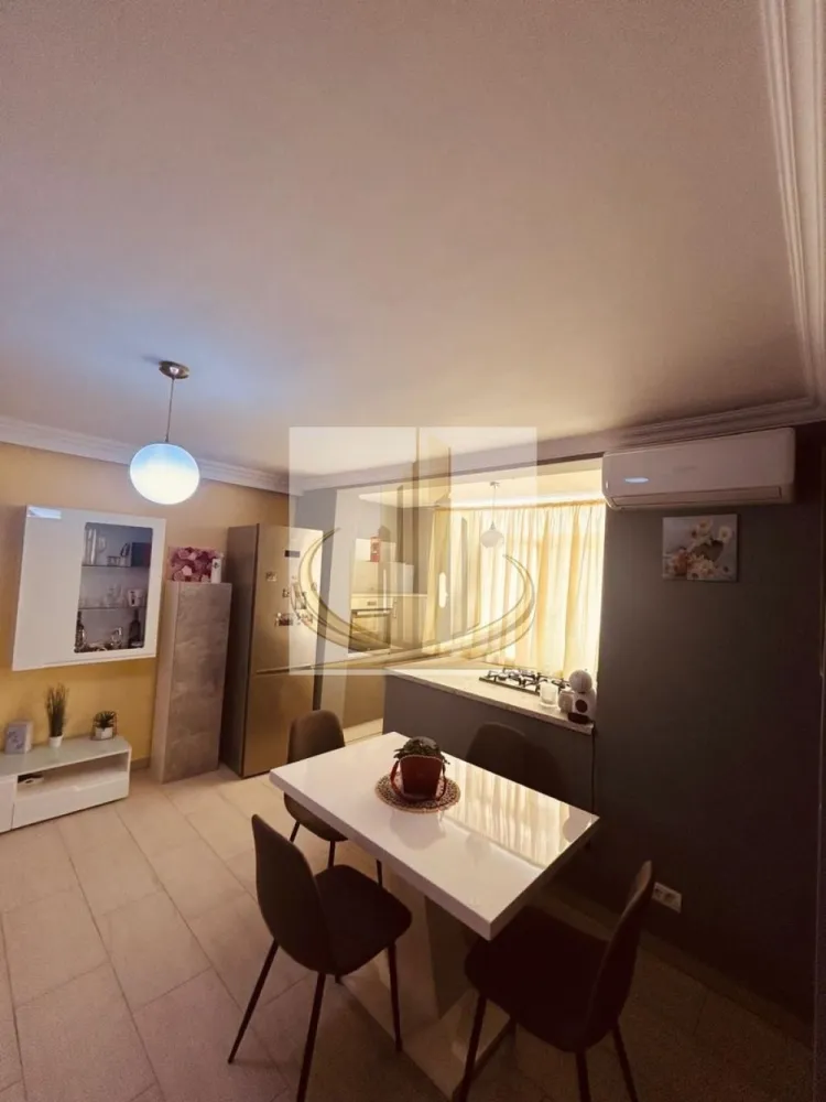 Apartament 3 Camere, Modern | Etaj 2 | Dumbrăvița – Zonă Excelenta - Grand Mobilis Imobiliare vă propune spre vânzare un apartament cu 3 camere, open-space, situat în Dumbrăvița, într-o zonă liniștită și foarte bine conectată.

Construit în anul 2018, apartamentul se remarcă prin compartimentarea eficientă și printr-o amenajare modernă, realizată cu bun gust, fiind pregătit pentru a deveni un cămin confortabil sau o investiție sigură.

📐 Detalii proprietate:
Compartimentare: 3 camere decomandate, cu living open-space
Etaj: 2 din 2
Construcție: 2018
Spații bine optimizate și luminoase
🏢 Dotări și avantaje:
Încălzire în pardoseală + centrală proprie
Bloc bine întreținut
Apartament luminos, cu atmosferă primitoare
📍 Locație:

Poziționat într-o zonă liniștită, dar excelent conectată, apartamentul oferă acces rapid către toate punctele de interes:

Grădiniță, școală, magazine în imediata apropiere
Aproape de Decathlon, Hornbach, Profi, restaurante și terase
La câteva minute de Player Dumbrăvița
Acces facil către principalele artere ale orașului și către Iulius Town
💼 Potrivit pentru:

✔️ Familii, care își doresc un cămin modern, într-o zonă liniștită
✔️ Investitori, apartamentul putând fi preluat cu chiriași existenți, care achită în prezent 550 €/lună, oferind un randament imediat

📞 Pentru mai multe informații și programarea unei vizionări, echipa Grand Mobilis Imobiliare vă stă la dispoziție!