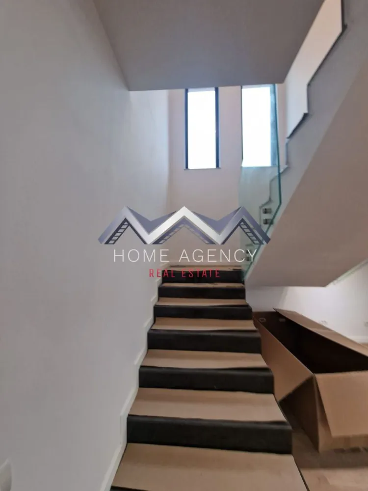 Casă single P+1+Pod în Otopeni - Vă propunem, spre vânzare, o locuință modernă, situată într-una dintre cele mai căutate zone din Otopeni. Proprietatea combină arhitectura contemporană cu o compartimentare eficientă, concepută pentru familii care apreciază calitatea, confortul și intimitatea.

Zona de zi include un living generos și luminos, cu spațiu ideal pentru socializare. Bucătăria open-space, cu posibilitate de închidere, beneficiază de acces direct spre terasă și grădină. Tot la parter se află o cameră versatilă, ce poate fi amenajată pentru un birou sau dormitor de oaspeți, precum și un grup sanitar.

Etajul este destinat odihnei. Dormitorul matrimonial, cu baie proprie și dressing, este însoțit de două dormitoare spațioase, deservite de o baie secundară modernă. De la acest nivel se face accesul spre pod, amenajat pentru depozitare, oferind soluții practice pentru organizarea locuinței.

Dotări și facilități:
- Finisaje premium
- Centrală proprie, încălzire prin pardoseală
- Racordare completă la utilitățile publice: apă, canalizare, gaz și electricitate
- Acces rapid spre școli, grădinițe, centre comerciale, magazine, restaurante, precum și conexiuni rapide spre București și Aeroportul Internațional Henri Coandă.

Această proprietate oferă un echilibru ideal între liniștea unei zone rezidențiale și accesul facil la principalele zone de interes urban.

Pentru mai multe detalii sau pentru programarea unei vizionări, vă rugăm să ne contactați la numărul de telefon din anunț.