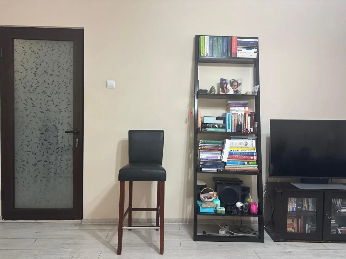 De vanzare aparatament cu 2 camere, Siderurgistilor, 65.000 euro negociabil - Se vinde apartament cu 2 camere, etajul 4/4, situat în zona Siderurgiștilor, în spate la Liceul Auto, într-o zonă liniștită și accesibilă.
Apartamentul este compartimentat eficient și dispune de living, dormitor, bucătărie, baie și balcon. Locuința este dotată cu centrală termică proprie, geamuri termopan, parchet și ușă la baie, fiind ideală pentru locuit sau investiție. Apartamentul este curat. Situatie juridica clara, se accepta credit.
Zona oferă acces rapid la mijloace de transport, magazine, școli și alte facilități de interes.
Preț: 65.000 euro negociabil.
Pentru mai multe informații sau pentru programarea unei vizionări, nu ezitați să mă contactați 0746.252.252 Liliana Ene.