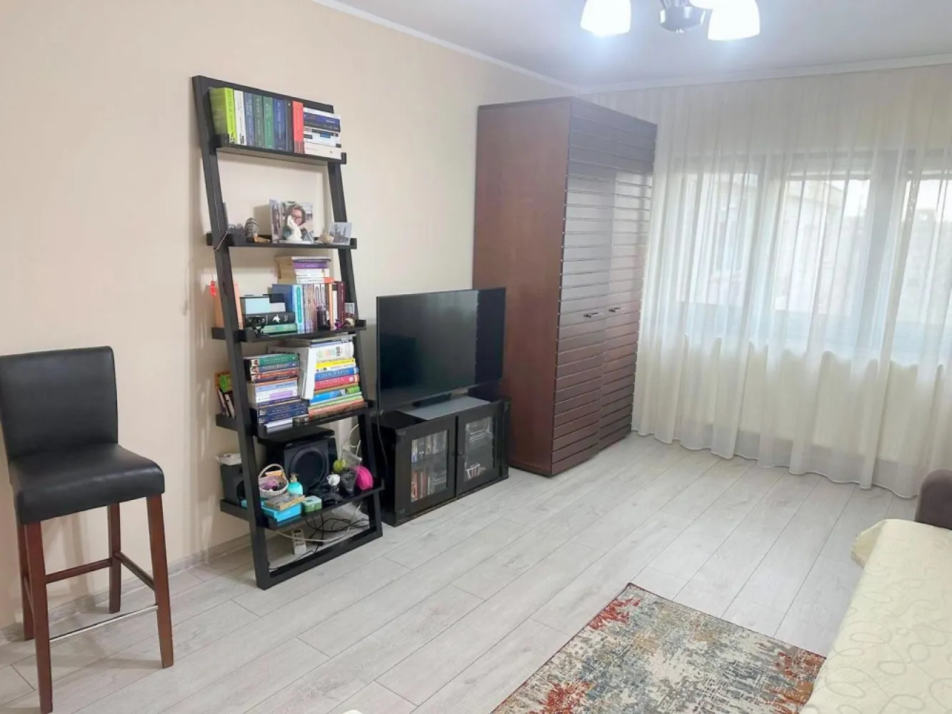 De vanzare aparatament cu 2 camere, Siderurgistilor, 65.000 euro negociabil - Se vinde apartament cu 2 camere, etajul 4/4, situat în zona Siderurgiștilor, în spate la Liceul Auto, într-o zonă liniștită și accesibilă.
Apartamentul este compartimentat eficient și dispune de living, dormitor, bucătărie, baie și balcon. Locuința este dotată cu centrală termică proprie, geamuri termopan, parchet și ușă la baie, fiind ideală pentru locuit sau investiție. Apartamentul este curat. Situatie juridica clara, se accepta credit.
Zona oferă acces rapid la mijloace de transport, magazine, școli și alte facilități de interes.
Preț: 65.000 euro negociabil.
Pentru mai multe informații sau pentru programarea unei vizionări, nu ezitați să mă contactați 0746.252.252 Liliana Ene.