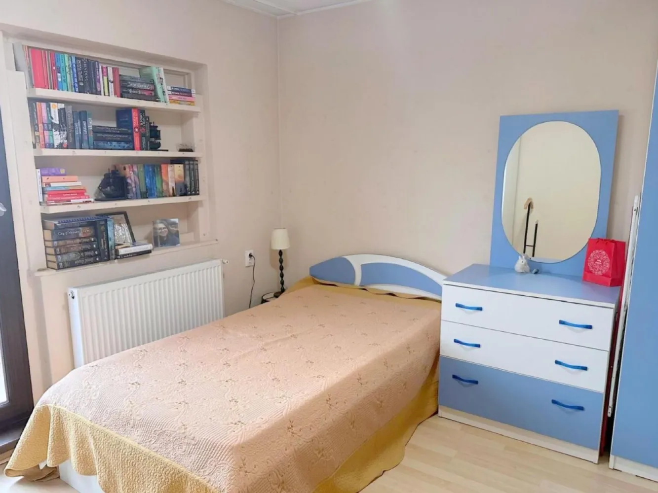De vanzare aparatament cu 2 camere, Siderurgistilor, 65.000 euro negociabil - Se vinde apartament cu 2 camere, etajul 4/4, situat în zona Siderurgiștilor, în spate la Liceul Auto, într-o zonă liniștită și accesibilă.
Apartamentul este compartimentat eficient și dispune de living, dormitor, bucătărie, baie și balcon. Locuința este dotată cu centrală termică proprie, geamuri termopan, parchet și ușă la baie, fiind ideală pentru locuit sau investiție. Apartamentul este curat. Situatie juridica clara, se accepta credit.
Zona oferă acces rapid la mijloace de transport, magazine, școli și alte facilități de interes.
Preț: 65.000 euro negociabil.
Pentru mai multe informații sau pentru programarea unei vizionări, nu ezitați să mă contactați 0746.252.252 Liliana Ene.