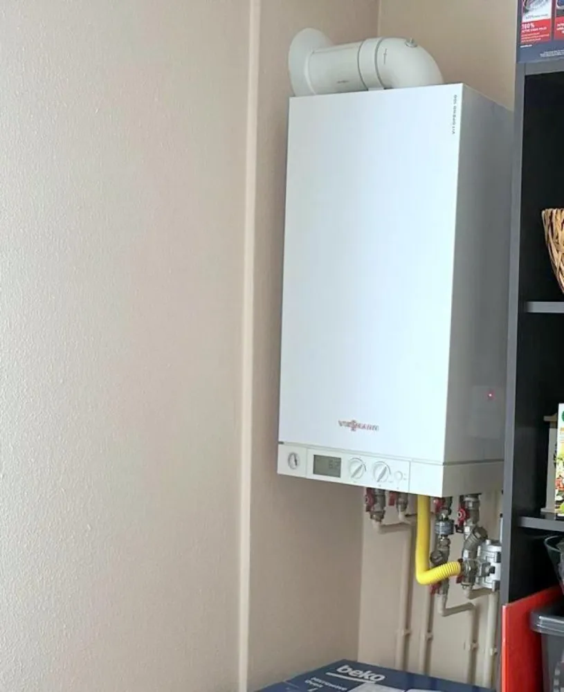 De vanzare aparatament cu 2 camere, Siderurgistilor, 65.000 euro negociabil - Se vinde apartament cu 2 camere, etajul 4/4, situat în zona Siderurgiștilor, în spate la Liceul Auto, într-o zonă liniștită și accesibilă.
Apartamentul este compartimentat eficient și dispune de living, dormitor, bucătărie, baie și balcon. Locuința este dotată cu centrală termică proprie, geamuri termopan, parchet și ușă la baie, fiind ideală pentru locuit sau investiție. Apartamentul este curat. Situatie juridica clara, se accepta credit.
Zona oferă acces rapid la mijloace de transport, magazine, școli și alte facilități de interes.
Preț: 65.000 euro negociabil.
Pentru mai multe informații sau pentru programarea unei vizionări, nu ezitați să mă contactați 0746.252.252 Liliana Ene.