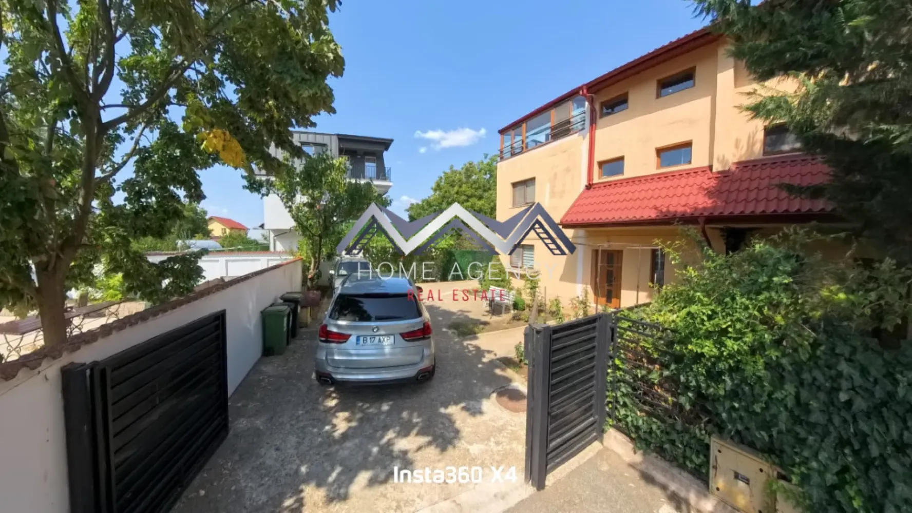 Casă individuală P+1+M cu garaj și terase spațioase – Otopeni Central - Vă propunem, spre vânzare, o casă individuală elegantă, cu regim de înălțime P+1+M, situată în zona centrală a Otopeniului, pe un teren de 368 mp. Proprietatea oferă o suprafață construită de 290 mp și 167,76 mp utili, fiind gândită pentru a răspunde nevoilor unei familii moderne care își dorește spațiu, confort și acces facil către toate facilitățile urbane.

La parter, zona de zi este gândită pentru confort. Bucătăria închisă, spațioasă și bine organizată, oferă intimitatea necesară pentru gătit, dar și posibilitatea de a rămâne conectat cu restul casei. Living-ul generos integrează zona de dining, care poate fi închisă la nevoie, oferind astfel flexibilitate în utilizare. Din living, se face accesul către terasa închisă, un spațiu ideal pentru relaxare indiferent de sezon, dar și către garaj, pentru un plus de comoditate în viața de zi cu zi.

La etaj, compartimentarea a fost concepută pentru intimitatea familiei. Dormitorul matrimonial beneficiază de baie proprie (dotată cu cadă), dressing spațios și acces direct către o terasă de 30 mp – un loc perfect pentru relaxare. Celelalte două dormitoare sunt luminoase și deservite de o baie comună, tot cu cadă. Unul dintre dormitoare are acces către terasă, iar al doilea dispune de balcon propriu, adăugând un plus de intimitate și personalitate fiecărui spațiu.

Mansarda reprezintă o zonă versatilă și luminoasă. Aceasta include o terasă închisă de 23 mp utili și o cameră generoasă, care poate fi transformată în două dormitoare individuale, un birou sau o zonă de recreere, în funcție de necesitățile familiei.

Casa este racordată la toate utilitățile, iar garajul integrat oferă un acces practic și protecție pentru mașină. Curtea de 368 mp lasă loc pentru amenajări personalizate: grădină, spațiu de joacă pentru copii sau zonă de relaxare.

Amplasarea este excelentă – în inima Otopeniului, cu acces rapid la școli, grădinițe, restaurante, magazine și mijloace de transport, precum și toate punctele de interes din zona de Nord a Capitalei.

Această proprietate îmbină eleganța și funcționalitatea, oferind tot ceea ce o familie își poate dori pentru a construi un cămin stabil și armonios.

Programează acum o vizionare!