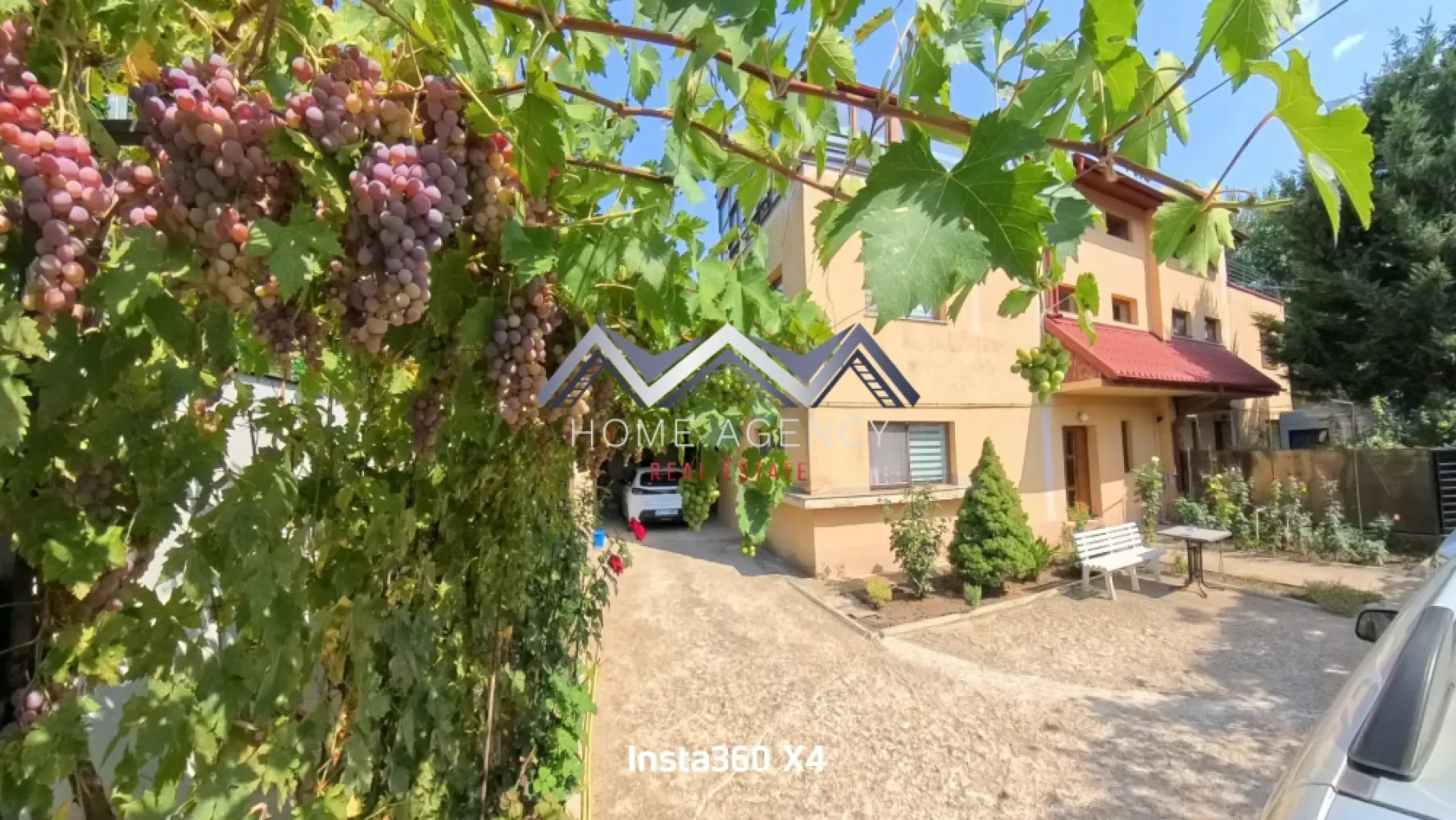 Casă individuală P+1+M cu garaj și terase spațioase – Otopeni Central - Vă propunem, spre vânzare, o casă individuală elegantă, cu regim de înălțime P+1+M, situată în zona centrală a Otopeniului, pe un teren de 368 mp. Proprietatea oferă o suprafață construită de 290 mp și 167,76 mp utili, fiind gândită pentru a răspunde nevoilor unei familii moderne care își dorește spațiu, confort și acces facil către toate facilitățile urbane.

La parter, zona de zi este gândită pentru confort. Bucătăria închisă, spațioasă și bine organizată, oferă intimitatea necesară pentru gătit, dar și posibilitatea de a rămâne conectat cu restul casei. Living-ul generos integrează zona de dining, care poate fi închisă la nevoie, oferind astfel flexibilitate în utilizare. Din living, se face accesul către terasa închisă, un spațiu ideal pentru relaxare indiferent de sezon, dar și către garaj, pentru un plus de comoditate în viața de zi cu zi.

La etaj, compartimentarea a fost concepută pentru intimitatea familiei. Dormitorul matrimonial beneficiază de baie proprie (dotată cu cadă), dressing spațios și acces direct către o terasă de 30 mp – un loc perfect pentru relaxare. Celelalte două dormitoare sunt luminoase și deservite de o baie comună, tot cu cadă. Unul dintre dormitoare are acces către terasă, iar al doilea dispune de balcon propriu, adăugând un plus de intimitate și personalitate fiecărui spațiu.

Mansarda reprezintă o zonă versatilă și luminoasă. Aceasta include o terasă închisă de 23 mp utili și o cameră generoasă, care poate fi transformată în două dormitoare individuale, un birou sau o zonă de recreere, în funcție de necesitățile familiei.

Casa este racordată la toate utilitățile, iar garajul integrat oferă un acces practic și protecție pentru mașină. Curtea de 368 mp lasă loc pentru amenajări personalizate: grădină, spațiu de joacă pentru copii sau zonă de relaxare.

Amplasarea este excelentă – în inima Otopeniului, cu acces rapid la școli, grădinițe, restaurante, magazine și mijloace de transport, precum și toate punctele de interes din zona de Nord a Capitalei.

Această proprietate îmbină eleganța și funcționalitatea, oferind tot ceea ce o familie își poate dori pentru a construi un cămin stabil și armonios.

Programează acum o vizionare!