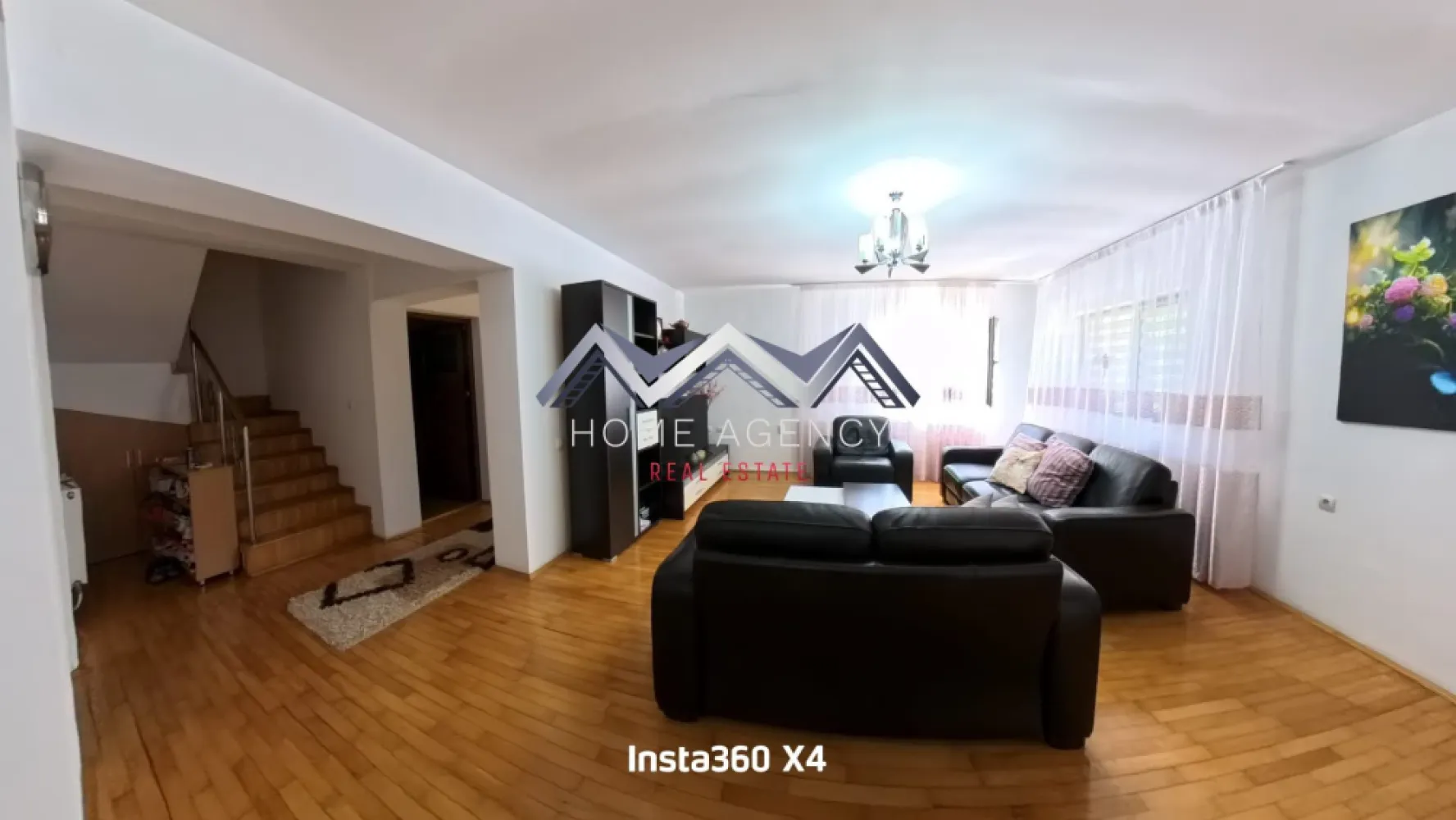 Casă individuală P+1+M cu garaj și terase spațioase – Otopeni Central - Vă propunem, spre vânzare, o casă individuală elegantă, cu regim de înălțime P+1+M, situată în zona centrală a Otopeniului, pe un teren de 368 mp. Proprietatea oferă o suprafață construită de 290 mp și 167,76 mp utili, fiind gândită pentru a răspunde nevoilor unei familii moderne care își dorește spațiu, confort și acces facil către toate facilitățile urbane.

La parter, zona de zi este gândită pentru confort. Bucătăria închisă, spațioasă și bine organizată, oferă intimitatea necesară pentru gătit, dar și posibilitatea de a rămâne conectat cu restul casei. Living-ul generos integrează zona de dining, care poate fi închisă la nevoie, oferind astfel flexibilitate în utilizare. Din living, se face accesul către terasa închisă, un spațiu ideal pentru relaxare indiferent de sezon, dar și către garaj, pentru un plus de comoditate în viața de zi cu zi.

La etaj, compartimentarea a fost concepută pentru intimitatea familiei. Dormitorul matrimonial beneficiază de baie proprie (dotată cu cadă), dressing spațios și acces direct către o terasă de 30 mp – un loc perfect pentru relaxare. Celelalte două dormitoare sunt luminoase și deservite de o baie comună, tot cu cadă. Unul dintre dormitoare are acces către terasă, iar al doilea dispune de balcon propriu, adăugând un plus de intimitate și personalitate fiecărui spațiu.

Mansarda reprezintă o zonă versatilă și luminoasă. Aceasta include o terasă închisă de 23 mp utili și o cameră generoasă, care poate fi transformată în două dormitoare individuale, un birou sau o zonă de recreere, în funcție de necesitățile familiei.

Casa este racordată la toate utilitățile, iar garajul integrat oferă un acces practic și protecție pentru mașină. Curtea de 368 mp lasă loc pentru amenajări personalizate: grădină, spațiu de joacă pentru copii sau zonă de relaxare.

Amplasarea este excelentă – în inima Otopeniului, cu acces rapid la școli, grădinițe, restaurante, magazine și mijloace de transport, precum și toate punctele de interes din zona de Nord a Capitalei.

Această proprietate îmbină eleganța și funcționalitatea, oferind tot ceea ce o familie își poate dori pentru a construi un cămin stabil și armonios.

Programează acum o vizionare!