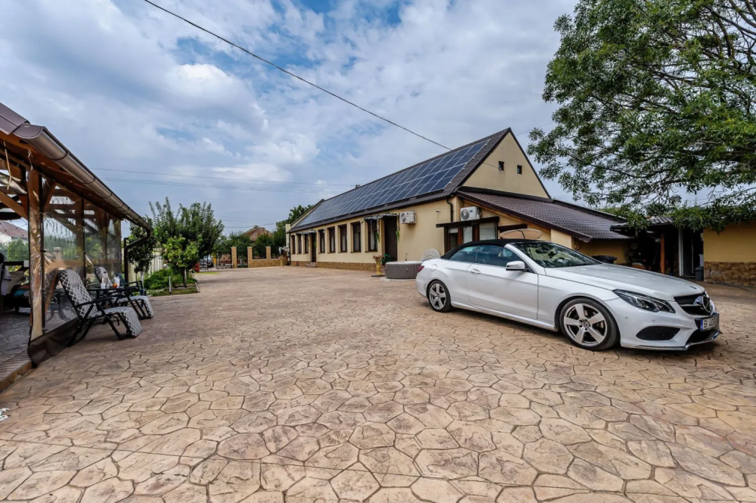 Rezervat Proprietate de vis cu teren 2880 mp și facilități PREMIUM - Proprietate rezervată 
Comision 0%
Vă prezentăm spre vânzare un domeniu deosebit, cu o suprafață generoasă de 2.880 mp, ce îmbină armonios confortul modern cu frumusețea naturii.

🏡 Casa veche complet renovată – consolidată prin subzidire, cu planșeu de beton la acoperiș, izolații eficiente și dotată cu panouri fotovoltaice de 20 kW, care asigură independența energetică. Proprietatea se vinde mobilată și utilată, conform fotografiilor.

✨ Facilități exterioare premium:
 • Piscină supraterană – ideală pentru relaxare în sezonul cald
 • Teren multifuncțional (tenis, fotbal, volei) – acoperit cu plasă și prevăzut cu nocturnă
 • Foișor, bucătărie de vară și zonă de duș exterior – perfecte pentru petreceri și seri de vară
 • Sistem electronic de irigație pe întreaga suprafață
 • Spații de depozitare și garaj dublu
 • Livezi cu numeroși pomi fructiferi

Această proprietate reprezintă un refugiu ideal pentru familie sau o investiție, retreat sau casă de vacanță exclusivistă.

📍 Locație: Secusigiu – zonă liniștită, cu acces facil către Arad.

📞 Pentru detalii și programarea unei vizionări:
Blaga Flavius – 0754467525 Consultant imobiliar acreditat APAIR (Asociația Profesională a Agenților Imobiliari din România)

Nu dispui de toată suma? Te ajutăm noi gratuit! Îți obținem oferte de la 16 bănci.
Ai o proprietate de vânzare în Arad și vrei să știi cât valorează cu adevărat?

Birou: ACASĂ | Agenție imobiliară Arad
Adresă: Bulevardul Decebal 2, Arad 310133