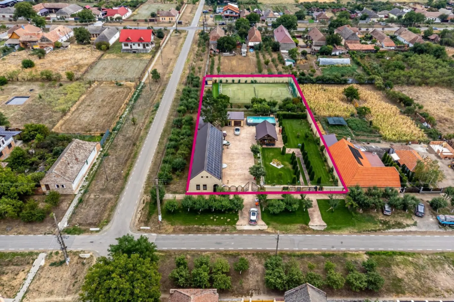 Rezervat Proprietate de vis cu teren 2880 mp și facilități PREMIUM - Proprietate rezervată 
Comision 0%
Vă prezentăm spre vânzare un domeniu deosebit, cu o suprafață generoasă de 2.880 mp, ce îmbină armonios confortul modern cu frumusețea naturii.

🏡 Casa veche complet renovată – consolidată prin subzidire, cu planșeu de beton la acoperiș, izolații eficiente și dotată cu panouri fotovoltaice de 20 kW, care asigură independența energetică. Proprietatea se vinde mobilată și utilată, conform fotografiilor.

✨ Facilități exterioare premium:
 • Piscină supraterană – ideală pentru relaxare în sezonul cald
 • Teren multifuncțional (tenis, fotbal, volei) – acoperit cu plasă și prevăzut cu nocturnă
 • Foișor, bucătărie de vară și zonă de duș exterior – perfecte pentru petreceri și seri de vară
 • Sistem electronic de irigație pe întreaga suprafață
 • Spații de depozitare și garaj dublu
 • Livezi cu numeroși pomi fructiferi

Această proprietate reprezintă un refugiu ideal pentru familie sau o investiție, retreat sau casă de vacanță exclusivistă.

📍 Locație: Secusigiu – zonă liniștită, cu acces facil către Arad.

📞 Pentru detalii și programarea unei vizionări:
Blaga Flavius – 0754467525 Consultant imobiliar acreditat APAIR (Asociația Profesională a Agenților Imobiliari din România)

Nu dispui de toată suma? Te ajutăm noi gratuit! Îți obținem oferte de la 16 bănci.
Ai o proprietate de vânzare în Arad și vrei să știi cât valorează cu adevărat?

Birou: ACASĂ | Agenție imobiliară Arad
Adresă: Bulevardul Decebal 2, Arad 310133