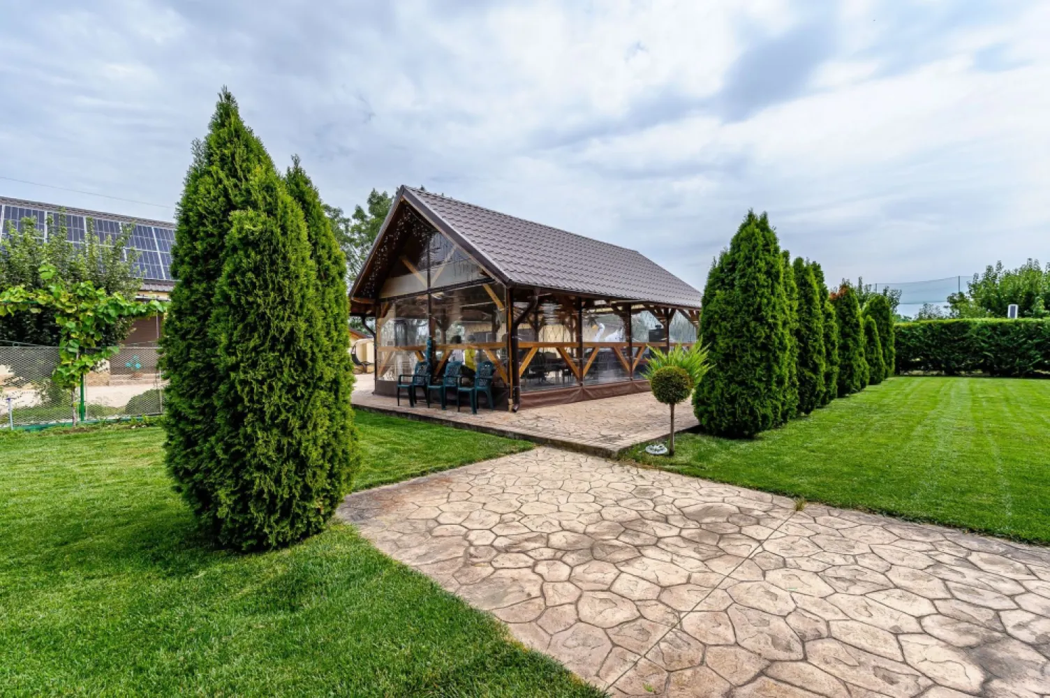 Rezervat Proprietate de vis cu teren 2880 mp și facilități PREMIUM - Proprietate rezervată 
Comision 0%
Vă prezentăm spre vânzare un domeniu deosebit, cu o suprafață generoasă de 2.880 mp, ce îmbină armonios confortul modern cu frumusețea naturii.

🏡 Casa veche complet renovată – consolidată prin subzidire, cu planșeu de beton la acoperiș, izolații eficiente și dotată cu panouri fotovoltaice de 20 kW, care asigură independența energetică. Proprietatea se vinde mobilată și utilată, conform fotografiilor.

✨ Facilități exterioare premium:
 • Piscină supraterană – ideală pentru relaxare în sezonul cald
 • Teren multifuncțional (tenis, fotbal, volei) – acoperit cu plasă și prevăzut cu nocturnă
 • Foișor, bucătărie de vară și zonă de duș exterior – perfecte pentru petreceri și seri de vară
 • Sistem electronic de irigație pe întreaga suprafață
 • Spații de depozitare și garaj dublu
 • Livezi cu numeroși pomi fructiferi

Această proprietate reprezintă un refugiu ideal pentru familie sau o investiție, retreat sau casă de vacanță exclusivistă.

📍 Locație: Secusigiu – zonă liniștită, cu acces facil către Arad.

📞 Pentru detalii și programarea unei vizionări:
Blaga Flavius – 0754467525 Consultant imobiliar acreditat APAIR (Asociația Profesională a Agenților Imobiliari din România)

Nu dispui de toată suma? Te ajutăm noi gratuit! Îți obținem oferte de la 16 bănci.
Ai o proprietate de vânzare în Arad și vrei să știi cât valorează cu adevărat?

Birou: ACASĂ | Agenție imobiliară Arad
Adresă: Bulevardul Decebal 2, Arad 310133