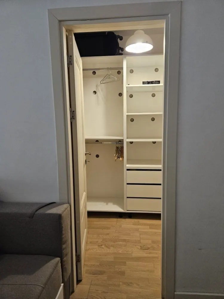 Apartament 2 camere de vanzare Copou Park Residence. - Apartamentul este situat intr-o zona linistita, cu multa vegetatie, aproape de centrul orasului si la o distanta de mers pe jos de universitatea Al. I Cuza, parcul Copou, gradinite, scoli, licee si magazine.

Se poate achizitiona si un loc de parcare subteran la pretul de 15.000 de euro.

Se vinde mobilat partial cu mobila la comanda (bucatarie, baie, dressing si debara).

Pretul este usor negociabil si termenul de predare este de 3 luni.

Pentru mai multe oferte accesați www.brasadas.com.