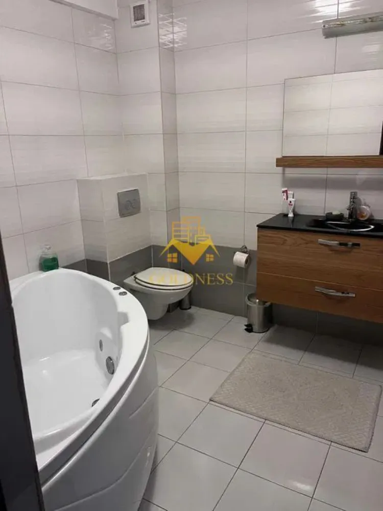3 camere open space, Parcare, Pet Friendly, Poligon, Floresti - GOLDNESS Imobiliare vă propune spre închiriere un apartament cu 3 camere complet mobilat și utilat, la etajul 3 într-un imobil de 3 etaje, în Floresti.
Dispune de loc de parcare subterana!
Se află în apropierea stațiilor de transport în comun, magazine, restaurante, spații verzi, farmacii, etc. 

Apartamentul este compartimentat astfel:
 - dormitor cu pat matrimonial, dressing, noptiere
- dormitor cu canapea extensibila, birou, dulap
 - living cu bucatarie open space complet utilată și mobilată, canapea extensibilă, loc de servit masa 
 - baie cu cabina de dus, calorifer port prosop și dulap pentru depozitare.
 - baie cu cada tip jacuzzi
 - balcon de 7 mp.

Imobilul este dotat cu toate cele necesare- centrală proprie, frigider, aragaz, hotă, mașină de spălat haine, etc. 

Dacă sunteți interesați de acest apartament și doriți să îl vizionați, dar și pentru alte oferte nu ezitați să ne contactați telefonic sau prin e-mail. Vă stăm la dispoziție!
Pentru intermediere se percepe un comision de 50% din prețul chiriei!