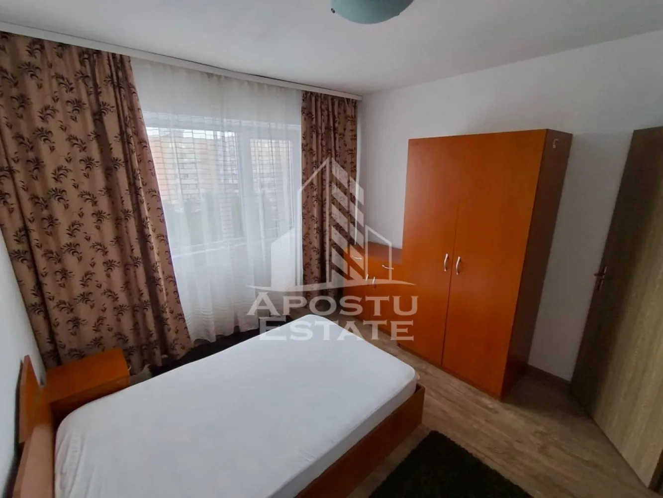Apartament cu 3 camere , de inchiriat, zona Circumvalatiunii - Agentia imobiliara APOSTU ESTATE va propune spre inchiriere un apartament cu 3 camere, spatios si luminos, situat in zona Circumvalatiunii, o zona linistita si bine pozitionata din Timisoara, potrivit pentru cupluri,familii, sau studenti care isi doresc o locuinta unde sa se simta confortabil si cu acces facil catre scoli, statii de autobuz, supermarketuri , magazine de zona, parcuri.

Suprafata utila: 85 mp
Compartimentare eficienta:
-Hol de acces generos
-Bucatarie complet mobilata si utilata, cu loc de luat masa
-Living luminos si spatios
-Dormitoare mobilate si utilate
-Baie prevazuta cu dus

Confort si facilitati:
-Incalzirea apartamentului: centrala proprie 
-Apartamentul este complet mobilat si utilat
-Nu se accepta animale de companie de catre proprietar

Localizare:
-Timis,Timisoara, zona Circumvalatiunii – acces facil spre magazine, supermarketuri, scoli, parcuri si mijloace de transport in comun.

Ideal pentru:
-Familii
-Cupluri
-Studenti

Disponibilitate: imediata
Pret chirie lunara: 500
Programeaza o vizionare pentru a-ti putea imagina viitorul aici!
ID intern: CP2572794