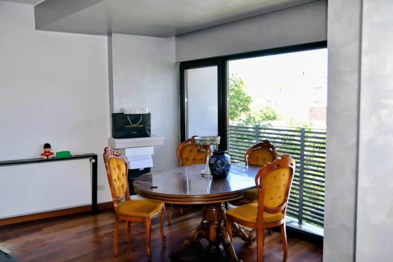 BRASADAS închiriază Ap 4 cam GARAJ Et 3,4/5 ROMANA. - Agenția imobiliara BRASADAS închiriază apartament cu camere situat la etajele 3 și 4 din 5.
Renova, mobilat si utilat LUX. Semineu functional pe lemn. Garaj subteran. 
Fără animale de companie. Termen lung.