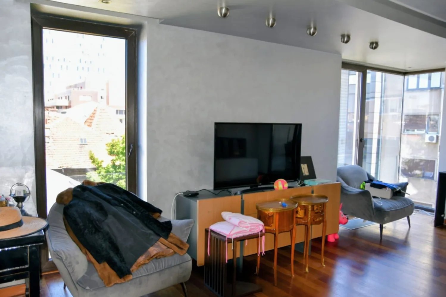 BRASADAS închiriază Ap 4 cam GARAJ Et 3,4/5 ROMANA. - Agenția imobiliara BRASADAS închiriază apartament cu camere situat la etajele 3 și 4 din 5.
Renova, mobilat si utilat LUX. Semineu functional pe lemn. Garaj subteran. 
Fără animale de companie. Termen lung.
