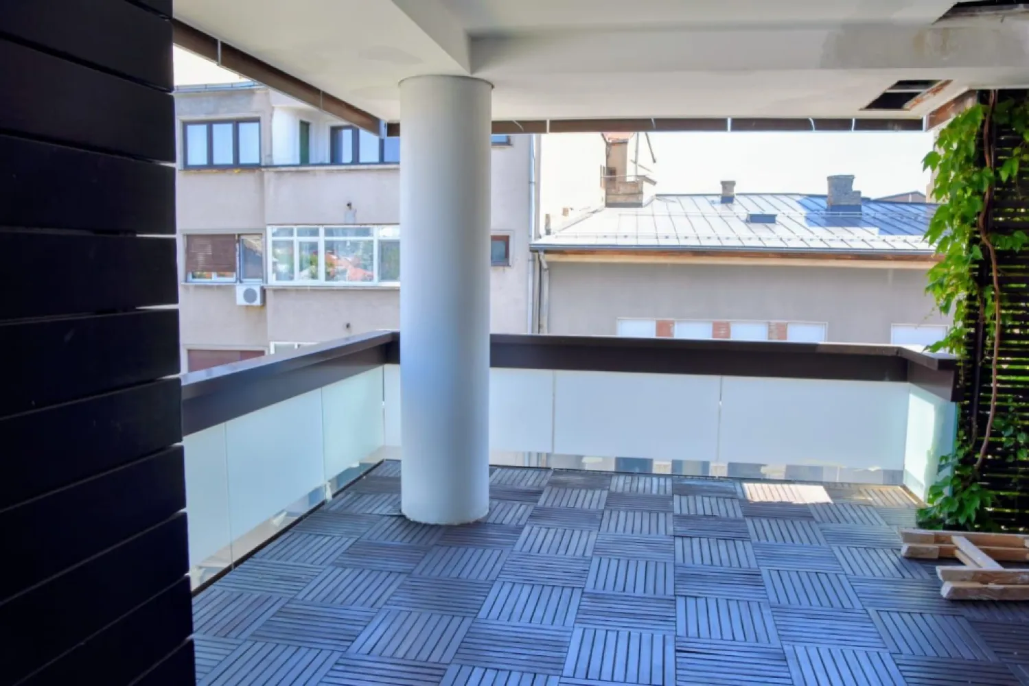 BRASADAS închiriază Ap 4 cam GARAJ Et 3,4/5 ROMANA. - Agenția imobiliara BRASADAS închiriază apartament cu camere situat la etajele 3 și 4 din 5.
Renova, mobilat si utilat LUX. Semineu functional pe lemn. Garaj subteran. 
Fără animale de companie. Termen lung.