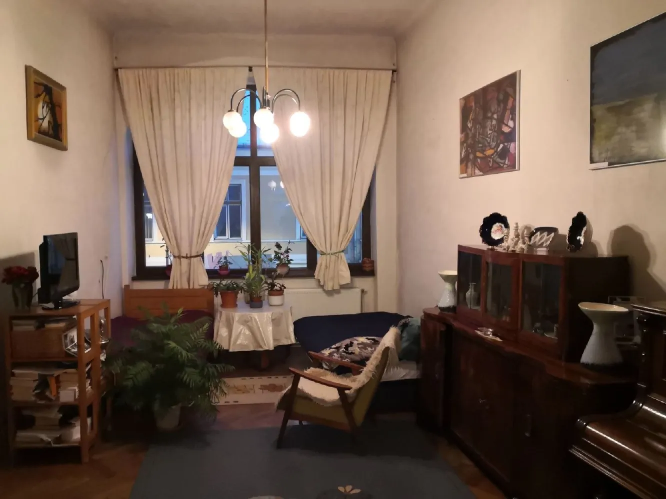 Apartament spatios , cu farmec deosebit -zona Posta Veche - Agentia Direkt Imobiliare propune spre vanzare un apartament spatios ,deosebit , situat ultracentral , in zona Posta Veche , din Bistrita – o locatie cu istorie , acces rapid la toate punctele de interes ale orasului .

Detalii Proproetate :

Suprafata generoasa de 139 mp , compus din bucatarie , 2 camere , 1 baie , spatiu de depozitare , garaj in curte .

Pozitionare sudica , luminos, etaj 1 .

Loc de parcare in curte , avantaj rar in zona .

Apartamentul pastreaza finisaje clasice , oferind noului proprietar opotunitatea perfecta de a-l amenaja dupa propriul gust si stil.

Spatiile largi si tavanele inalte creeaza o atmosfera eleganta si plina de potential .

Locatia este cu adevarat un punct forte – aproape de restaurante , cafenele , institutii ,

Ideal pentru : – Locuinta de Familie

– Birouri sau spatiu comercial

– Investitie pe termen lung

Daca sunteti in cautarea unui apartament cu personalitate , intr o zona premium a orasului , aceasta proprietate merita toata atentia dumneavoastra ,

Pentru mai multe detalii sau pentru programarea unei vizionari , nu ezitati sa ma contactati !