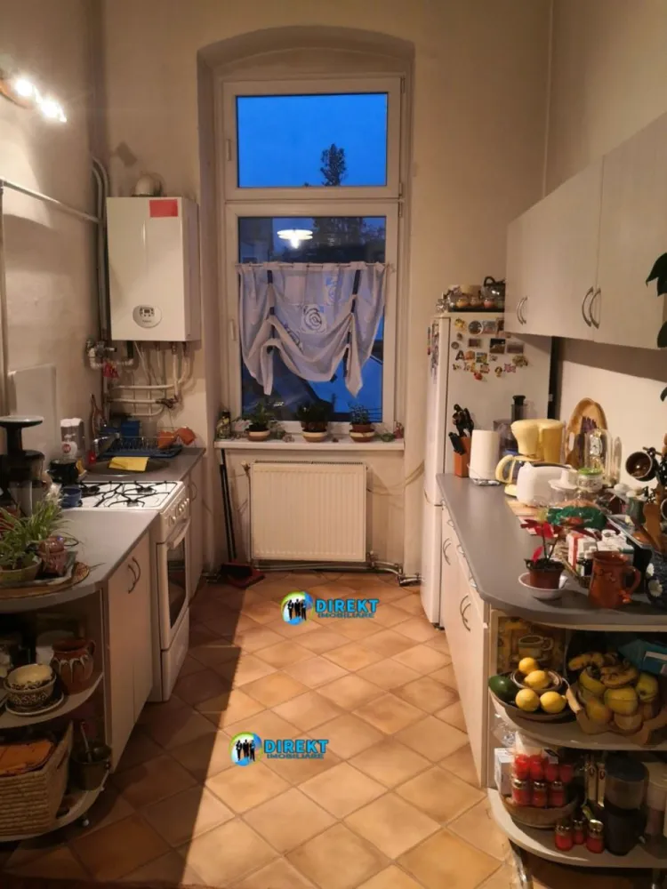 Apartament spatios , cu farmec deosebit -zona Posta Veche - Agentia Direkt Imobiliare propune spre vanzare un apartament spatios ,deosebit , situat ultracentral , in zona Posta Veche , din Bistrita – o locatie cu istorie , acces rapid la toate punctele de interes ale orasului .

Detalii Proproetate :

Suprafata generoasa de 139 mp , compus din bucatarie , 2 camere , 1 baie , spatiu de depozitare , garaj in curte .

Pozitionare sudica , luminos, etaj 1 .

Loc de parcare in curte , avantaj rar in zona .

Apartamentul pastreaza finisaje clasice , oferind noului proprietar opotunitatea perfecta de a-l amenaja dupa propriul gust si stil.

Spatiile largi si tavanele inalte creeaza o atmosfera eleganta si plina de potential .

Locatia este cu adevarat un punct forte – aproape de restaurante , cafenele , institutii ,

Ideal pentru : – Locuinta de Familie

– Birouri sau spatiu comercial

– Investitie pe termen lung

Daca sunteti in cautarea unui apartament cu personalitate , intr o zona premium a orasului , aceasta proprietate merita toata atentia dumneavoastra ,

Pentru mai multe detalii sau pentru programarea unei vizionari , nu ezitati sa ma contactati !