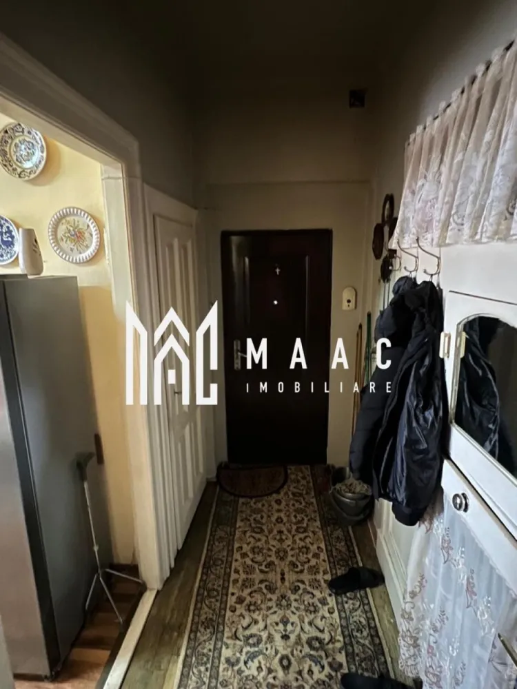 Apartament la casă I Ultracentral | 67 MPU | Curte și grădină - MAAC Imobiliare va propune spre vanzare un apartament la casă, situat ultracentral în Sibiu, cu o suprafață utilă de 67 mp – alegerea ideală pentru cei care își doresc confort, intimitate și acces rapid la toate facilitățile orașului.

Apartamentul este bine compartimentat și luminos, fiind compus din:

2 camere spațioase
bucătărie separată cu cămară
baie
toaletă de serviciu

În plus, proprietatea beneficiază de:

pivniță – spațiu excelent pentru depozitare
anexă (curte)
grădină – perfectă pentru relaxare
spălătorie

Locuința oferă un spațiu versatil, potrivit atât pentru locuit, cât și pentru investiție, fiind pregătită pentru mutare imediată.

Avantaje cheie:

locație centrală premium – totul la câțiva pași
acces rapid către principalele puncte de interes din oraș
potențial ridicat de investiție
ideal pentru regim hotelier sau închiriere pe termen lung

Fie că îți dorești o locuință în centrul orașului sau o investiție sigură, această proprietate reprezintă o oportunitate excelentă.

Pentru mai multe detalii și programarea unei vizionări, vă invităm să contactați Maac Imobiliare, specificând ID: CP3021537.