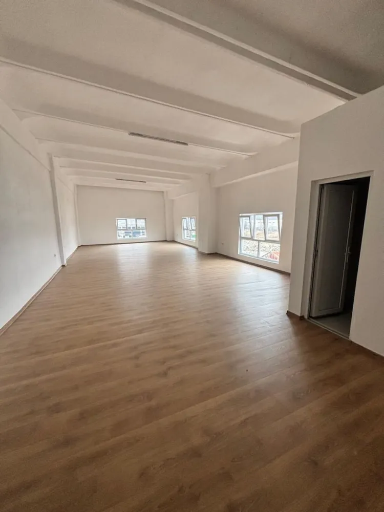 Spațiu comercial de închiriat - Agenția Direkt Imobiliare propune spre închiriere un spațiu comercial situat într-o zonă ușor retrasă, ideal pentru desfășurarea în liniște a activităților profesionale.
Spațiul este potrivit pentru:
birou
cabinet
activități educative, cursuri sau workshop-uri
Beneficii:
curte comună cu service auto, cu locuri de parcare disponibile
compartimentare flexibilă – se poate adapta în funcție de nevoile chiriașului
mediu liniștit și practic pentru diverse activități
Disponibil și la etajele 2 și 3, cu aceeași suprafață și compartimentare.
Este o alegere ideală pentru cei care caută un spațiu accesibil, versatil și ușor de personalizat.
Pentru detalii și vizionări, contactați-ne!
Caracteristici
curte