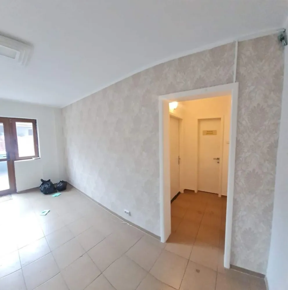 Spațiu comercial de închiriat - Agenția Direkt Imobiliare propune spre închiriere un spațiu comercial situat într-o zonă ușor retrasă, ideal pentru desfășurarea în liniște a activităților profesionale.
Spațiul este potrivit pentru:
birou
cabinet
activități educative, cursuri sau workshop-uri
Beneficii:
curte comună cu service auto, cu locuri de parcare disponibile
compartimentare flexibilă – se poate adapta în funcție de nevoile chiriașului
mediu liniștit și practic pentru diverse activități
Disponibil și la etajele 2 și 3, cu aceeași suprafață și compartimentare.
Este o alegere ideală pentru cei care caută un spațiu accesibil, versatil și ușor de personalizat.
Pentru detalii și vizionări, contactați-ne!
Caracteristici
curte