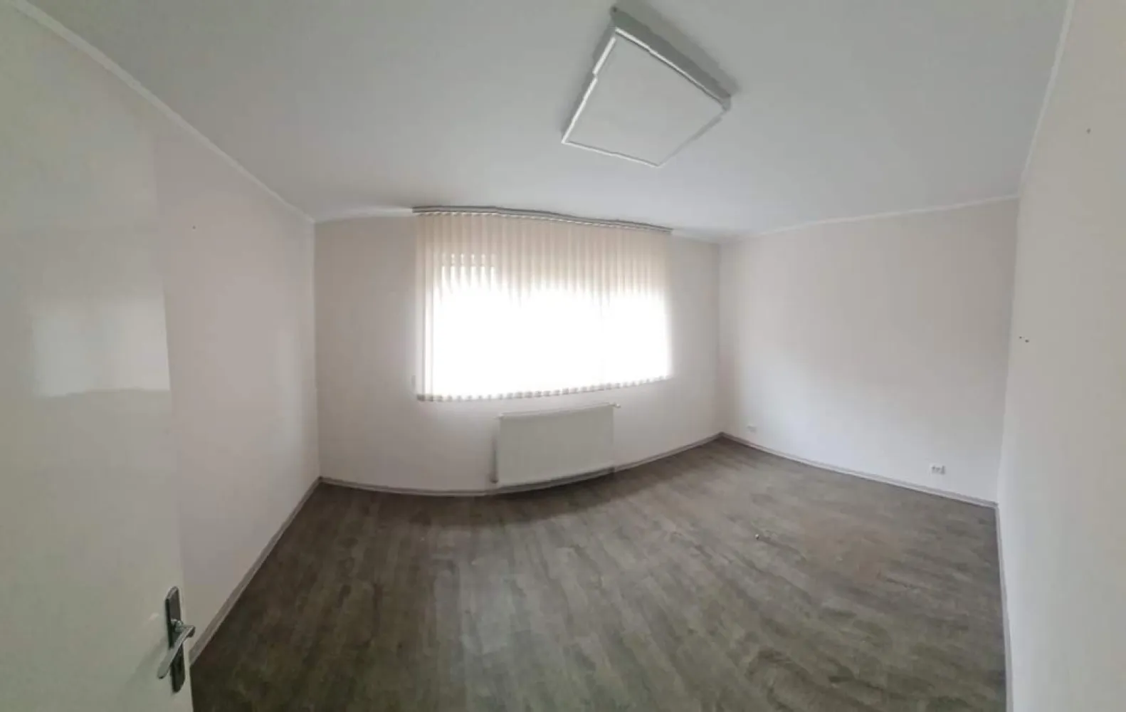 Spațiu comercial de închiriat - Agenția Direkt Imobiliare propune spre închiriere un spațiu comercial situat într-o zonă ușor retrasă, ideal pentru desfășurarea în liniște a activităților profesionale.
Spațiul este potrivit pentru:
birou
cabinet
activități educative, cursuri sau workshop-uri
Beneficii:
curte comună cu service auto, cu locuri de parcare disponibile
compartimentare flexibilă – se poate adapta în funcție de nevoile chiriașului
mediu liniștit și practic pentru diverse activități
Disponibil și la etajele 2 și 3, cu aceeași suprafață și compartimentare.
Este o alegere ideală pentru cei care caută un spațiu accesibil, versatil și ușor de personalizat.
Pentru detalii și vizionări, contactați-ne!
Caracteristici
curte