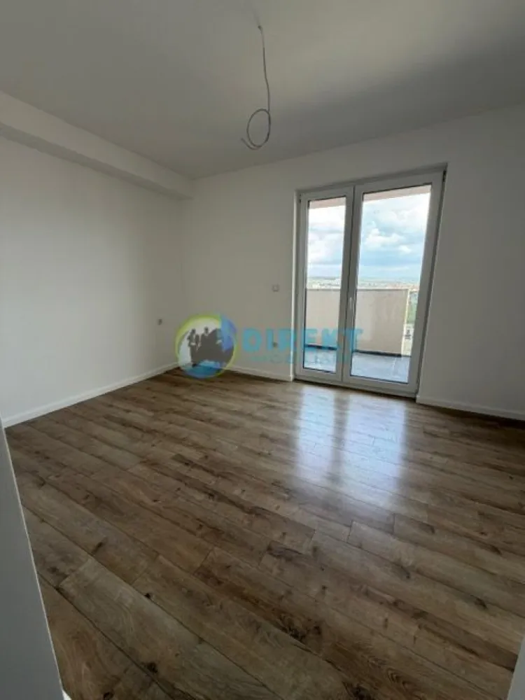 Apartament modern cu panoramă spectaculoasă – bloc nou , zona Decebal - Descoperă un apartament care îți oferă mai mult decât un simplu spațiu de locuit – îți oferă priveliști care îți taie respirația, direct din confortul propriei case.

Situat la etajul 10 , acest apartament este alegerea ideală pentru cei care își doresc lumină, liniște și un stil de viață modern.

🏡 Caracteristici principale:
– Suprafață utilă de aproximativ 80 mp
– Compartimentare inteligentă:
– 2 dormitoare confortabile cu iesire pe balcon
– Bucătărie cu living practică și bine organizată, cu iesire pe balcon
– 2 băi – un plus de confort pentru familie
– 3 balcoane – perfecte pentru relaxare și momente de respiro
– Panoramă deosebită asupra orașului 🌆

✨ Poziționarea la etaj superior oferă lumină naturală din plin și o senzație de spațiu aerisit, iar priveliștea devine un element definitoriu al locuinței.

💡 Ideal pentru:
– Cupluri sau familii tinere
– Investiție în închiriere
– Persoane care apreciază liniștea și vederea panoramică

📍 Amplasarea în cadrul unui complex rezidențial modern îți oferă acces facil către punctele importante ale orașului, păstrând în același timp intimitatea și confortul dorit.

Pret vanzare persoana fizica 118 500 Tva inclus

Pret vanzare persoana juridica 98500 , scutit Tva .

📞 Programează o vizionare și lasă-te cucerit de această perspectivă unică asupra orașului!
