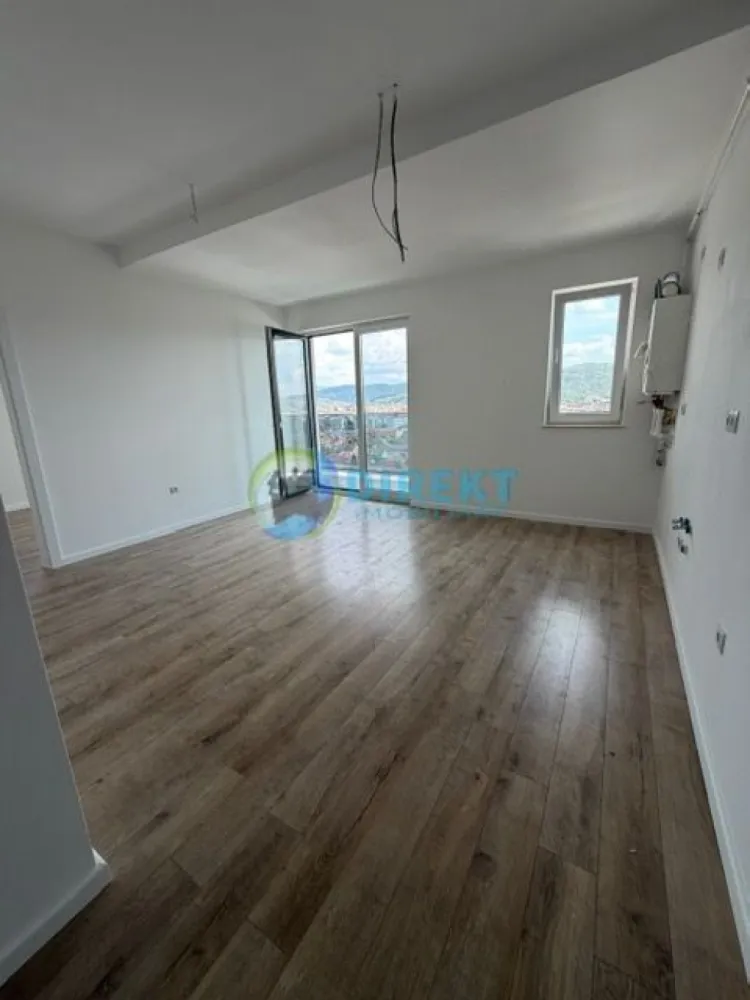 Apartament modern cu panoramă spectaculoasă – bloc nou , zona Decebal - Descoperă un apartament care îți oferă mai mult decât un simplu spațiu de locuit – îți oferă priveliști care îți taie respirația, direct din confortul propriei case.

Situat la etajul 10 , acest apartament este alegerea ideală pentru cei care își doresc lumină, liniște și un stil de viață modern.

🏡 Caracteristici principale:
– Suprafață utilă de aproximativ 80 mp
– Compartimentare inteligentă:
– 2 dormitoare confortabile cu iesire pe balcon
– Bucătărie cu living practică și bine organizată, cu iesire pe balcon
– 2 băi – un plus de confort pentru familie
– 3 balcoane – perfecte pentru relaxare și momente de respiro
– Panoramă deosebită asupra orașului 🌆

✨ Poziționarea la etaj superior oferă lumină naturală din plin și o senzație de spațiu aerisit, iar priveliștea devine un element definitoriu al locuinței.

💡 Ideal pentru:
– Cupluri sau familii tinere
– Investiție în închiriere
– Persoane care apreciază liniștea și vederea panoramică

📍 Amplasarea în cadrul unui complex rezidențial modern îți oferă acces facil către punctele importante ale orașului, păstrând în același timp intimitatea și confortul dorit.

Pret vanzare persoana fizica 118 500 Tva inclus

Pret vanzare persoana juridica 98500 , scutit Tva .

📞 Programează o vizionare și lasă-te cucerit de această perspectivă unică asupra orașului!