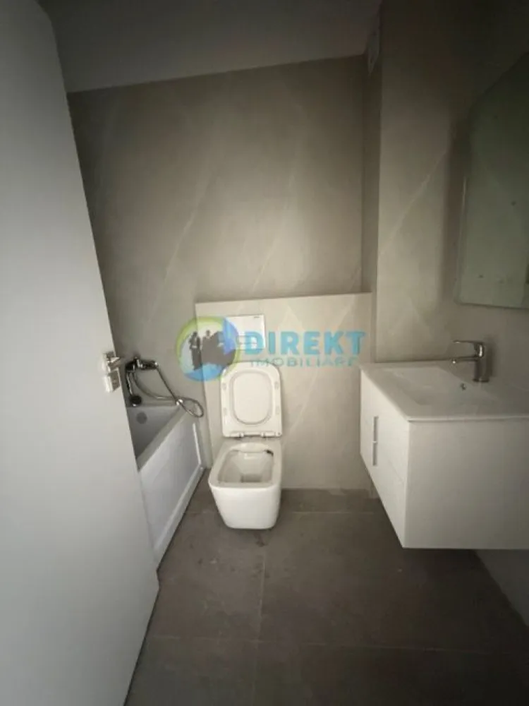 Apartament modern cu panoramă spectaculoasă – bloc nou , zona Decebal - Descoperă un apartament care îți oferă mai mult decât un simplu spațiu de locuit – îți oferă priveliști care îți taie respirația, direct din confortul propriei case.

Situat la etajul 10 , acest apartament este alegerea ideală pentru cei care își doresc lumină, liniște și un stil de viață modern.

🏡 Caracteristici principale:
– Suprafață utilă de aproximativ 80 mp
– Compartimentare inteligentă:
– 2 dormitoare confortabile cu iesire pe balcon
– Bucătărie cu living practică și bine organizată, cu iesire pe balcon
– 2 băi – un plus de confort pentru familie
– 3 balcoane – perfecte pentru relaxare și momente de respiro
– Panoramă deosebită asupra orașului 🌆

✨ Poziționarea la etaj superior oferă lumină naturală din plin și o senzație de spațiu aerisit, iar priveliștea devine un element definitoriu al locuinței.

💡 Ideal pentru:
– Cupluri sau familii tinere
– Investiție în închiriere
– Persoane care apreciază liniștea și vederea panoramică

📍 Amplasarea în cadrul unui complex rezidențial modern îți oferă acces facil către punctele importante ale orașului, păstrând în același timp intimitatea și confortul dorit.

Pret vanzare persoana fizica 118 500 Tva inclus

Pret vanzare persoana juridica 98500 , scutit Tva .

📞 Programează o vizionare și lasă-te cucerit de această perspectivă unică asupra orașului!