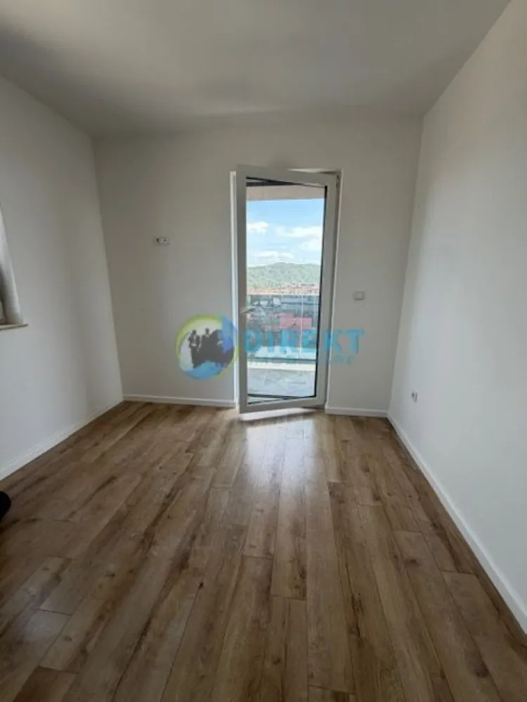 Apartament modern cu panoramă spectaculoasă – bloc nou , zona Decebal - Descoperă un apartament care îți oferă mai mult decât un simplu spațiu de locuit – îți oferă priveliști care îți taie respirația, direct din confortul propriei case.

Situat la etajul 10 , acest apartament este alegerea ideală pentru cei care își doresc lumină, liniște și un stil de viață modern.

🏡 Caracteristici principale:
– Suprafață utilă de aproximativ 80 mp
– Compartimentare inteligentă:
– 2 dormitoare confortabile cu iesire pe balcon
– Bucătărie cu living practică și bine organizată, cu iesire pe balcon
– 2 băi – un plus de confort pentru familie
– 3 balcoane – perfecte pentru relaxare și momente de respiro
– Panoramă deosebită asupra orașului 🌆

✨ Poziționarea la etaj superior oferă lumină naturală din plin și o senzație de spațiu aerisit, iar priveliștea devine un element definitoriu al locuinței.

💡 Ideal pentru:
– Cupluri sau familii tinere
– Investiție în închiriere
– Persoane care apreciază liniștea și vederea panoramică

📍 Amplasarea în cadrul unui complex rezidențial modern îți oferă acces facil către punctele importante ale orașului, păstrând în același timp intimitatea și confortul dorit.

Pret vanzare persoana fizica 118 500 Tva inclus

Pret vanzare persoana juridica 98500 , scutit Tva .

📞 Programează o vizionare și lasă-te cucerit de această perspectivă unică asupra orașului!