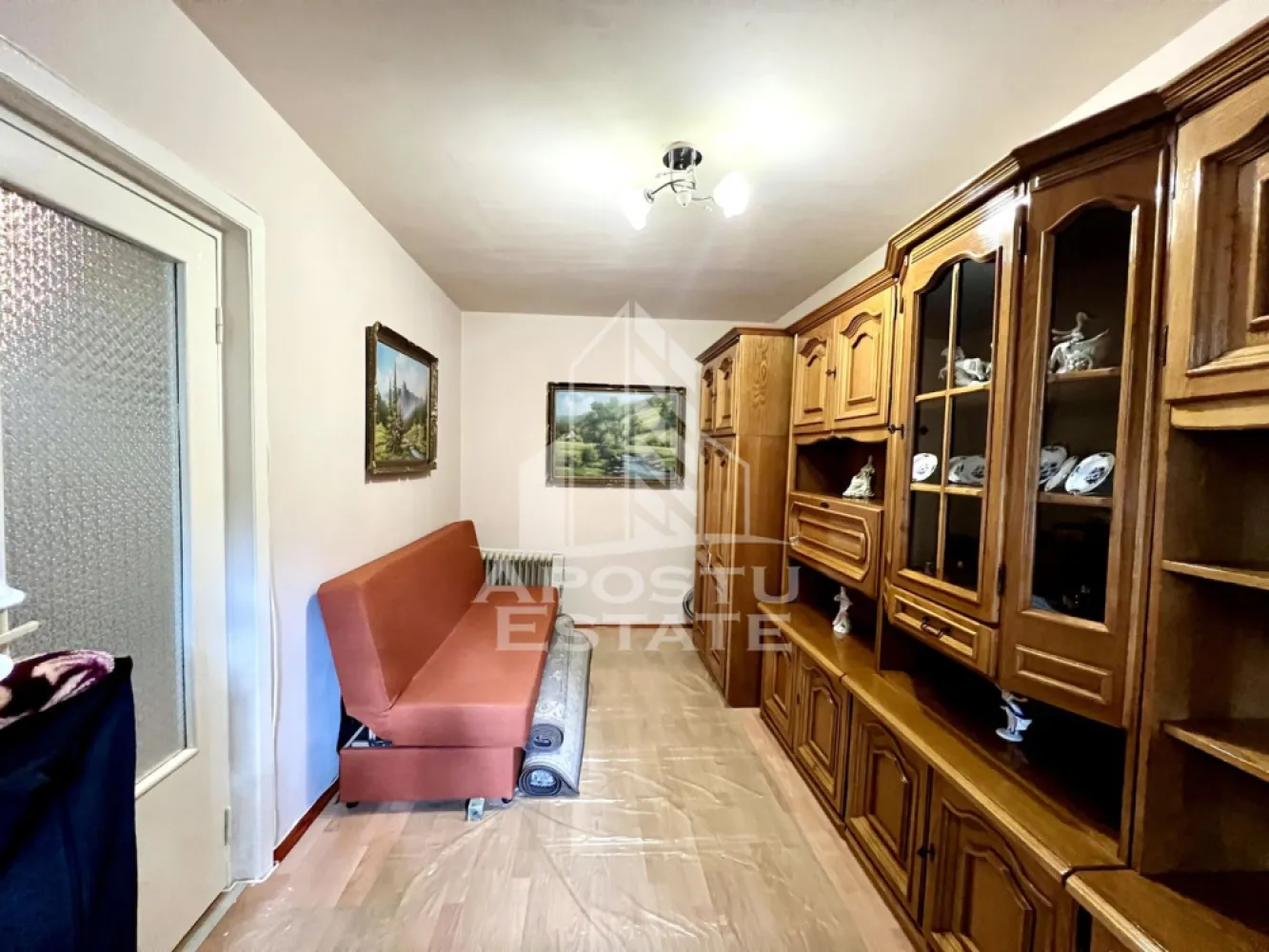 Apartament 2 camere de vanzare, etaj 2, zona Dacia, Timisoara - Agentia Imobiliara Apostu Estate va ofera spre vanzare, un apartament cu 2 camere, situat in zona Dacia, Timisoara. 
Zona cunoscuta pentru accesibilitate si proximitatea fata de principalele puncte de interes. La doar 1.3 km fata de Iulius Mall Timisoara.

Proprietatea este situata la etaj intermediar, etajul 2 din 4 al unui imobil.

Dispune de o suprafata utila de 33,75 mp, la care se adauga un balcon deschis in sufragerie, de 2,84 mp.

Apartamentul reprezinta o alegere potrivita atat pentru locuinta proprie, cat si pentru investitie, datorita pozitionarii excelente si accesului rapid catre numeroase puncte de interes.

Compartimentare: hol de acces, bucatarie inchisa, living spatios si luminos cu balcon, dormitor matrimonial si baie prevazuta cu cada.

Confortul termic este realizat cu ajutorul termoficarii prin calorifere de otel si intalatia sanitara din cupru

Un avantaj suplimentar il reprezinta faptul ca deasupra apartamentului se afla mansarda imobilului, iar acoperisul este realizat din tigla.

Apartamentul se vinde mobilat si utilat, cu exceptia mobilei din dormitor si a tablourilor

Agentia imobiliara Apostu Estate va ofera consultanta bancara gratuita prin intermediul colaboratorilor nostri, pentru alegerea celui mai potrivit tip de credit, astfel incat tu sa poto deveni noul proprietar al acestui apartament.

Va asteptam cu drag la o vizionare!

ID intern: CP3216776!