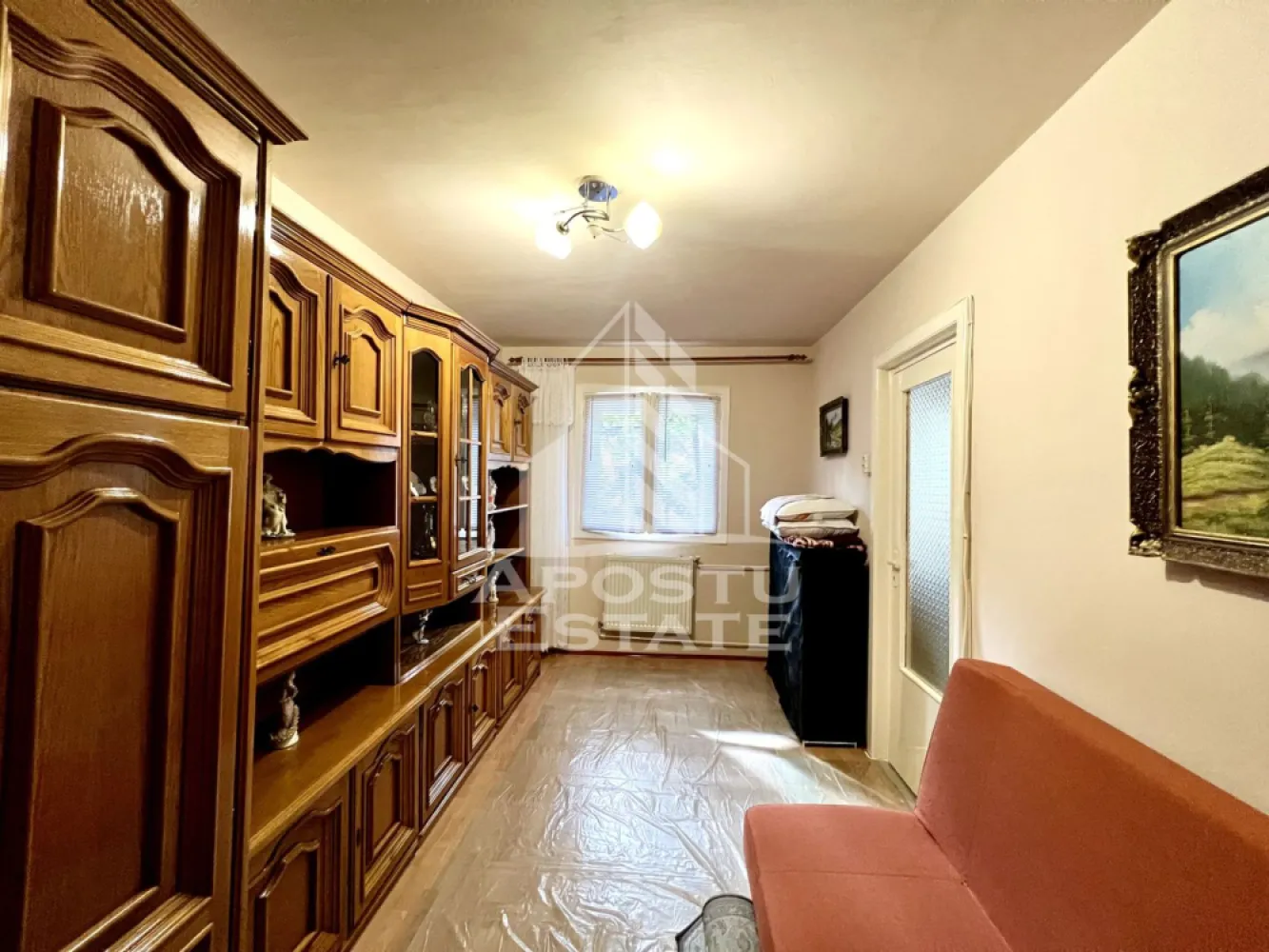 Apartament 2 camere de vanzare, etaj 2, zona Dacia, Timisoara - Agentia Imobiliara Apostu Estate va ofera spre vanzare, un apartament cu 2 camere, situat in zona Dacia, Timisoara. 
Zona cunoscuta pentru accesibilitate si proximitatea fata de principalele puncte de interes. La doar 1.3 km fata de Iulius Mall Timisoara.

Proprietatea este situata la etaj intermediar, etajul 2 din 4 al unui imobil.

Dispune de o suprafata utila de 33,75 mp, la care se adauga un balcon deschis in sufragerie, de 2,84 mp.

Apartamentul reprezinta o alegere potrivita atat pentru locuinta proprie, cat si pentru investitie, datorita pozitionarii excelente si accesului rapid catre numeroase puncte de interes.

Compartimentare: hol de acces, bucatarie inchisa, living spatios si luminos cu balcon, dormitor matrimonial si baie prevazuta cu cada.

Confortul termic este realizat cu ajutorul termoficarii prin calorifere de otel si intalatia sanitara din cupru

Un avantaj suplimentar il reprezinta faptul ca deasupra apartamentului se afla mansarda imobilului, iar acoperisul este realizat din tigla.

Apartamentul se vinde mobilat si utilat, cu exceptia mobilei din dormitor si a tablourilor

Agentia imobiliara Apostu Estate va ofera consultanta bancara gratuita prin intermediul colaboratorilor nostri, pentru alegerea celui mai potrivit tip de credit, astfel incat tu sa poto deveni noul proprietar al acestui apartament.

Va asteptam cu drag la o vizionare!

ID intern: CP3216776!
