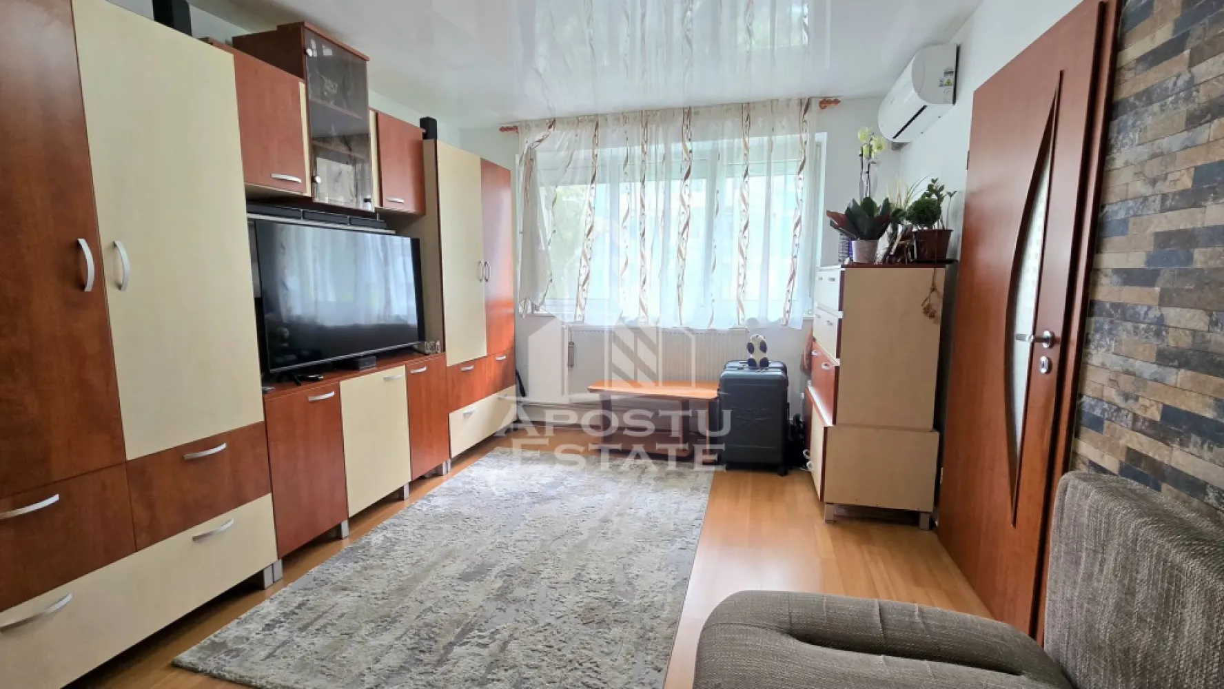 Apartament 2 camere de vanzare, zona Dacia, Timisoara - Agentia Imobiliara Apostu Estate va ofera spre vanzare, in exclusivitate, un apartament cu 2 camere, situat in zona Dacia, Timisoara. 
Zona cunoscuta pentru accesibilitate si proximitatea fata de principalele puncte de interes. La doar 1.3 km fata de Iulius Mall Timisoara.

Proprietatea este situata la etaj intermediar, etajul 4 din 5 al unui imobil anvelopat (izolat exterior).

Dispune de o suprafata utila de 39 mp, la care se adauga um balcon deschis cu dormitorul, de aproximativ 3 mp.

Apartamentul reprezinta o alegere potrivita atat pentru locuinta proprie, cat si pentru investitie, datorita pozitionarii excelente si accesului rapid catre numeroase puncte de interes.

Compartimentare: hol de acces, bucatarie inchisa, living spatios si luminos, dormitor matrimonial cu balcon si baie prevazuta cu cada si geam pentru aerisire.

Apartamentul a fost renovat in anul 2020 si beneficiaza de multiple imbunatatiri realizate pentru cresterea confortului si sigurantei locuintei. Instalatia sanitara a fost schimbata in urma cu aproximativ 4 ani, instalatia termica este realizata din cupru, iar incalzirea se face prin centrala proprie pe gaz, calorifere din otel. De asemenea, tabloul electric a fost schimbat, iar proprietatea dispune de doua stabilizatoare de curent.

Confortul termic este asigurat de centrala termica proprie si unitatea de aer conditionat, ambele montate in urma cu aproximativ un an.

Apartamentul beneficiaza de izolatie exterioara si rulouri din aluminiu, oferind un plus de confort termic, intimitate si eficienta energetica.

Un avantaj suplimentar il reprezinta faptul ca deasupra apartamentului se afla mansarda imobilului, iar acoperisul este realizat din tigla.

Apartamentul se vinde mobilat si utilat, cu exceptia electrocasnicelor mici si a televizorului.

Agentia imobiliara Apostu Estate va ofera consultanta bancara gratuita prin intermediul colaboratorilor nostri, pentru alegerea celui mai potrivit tip de credit, astfel incat tu sa poto deveni noul proprietar al acestui apartament.

Va asteptam cu drag la o vizionare!

ID intern: CP3226952!