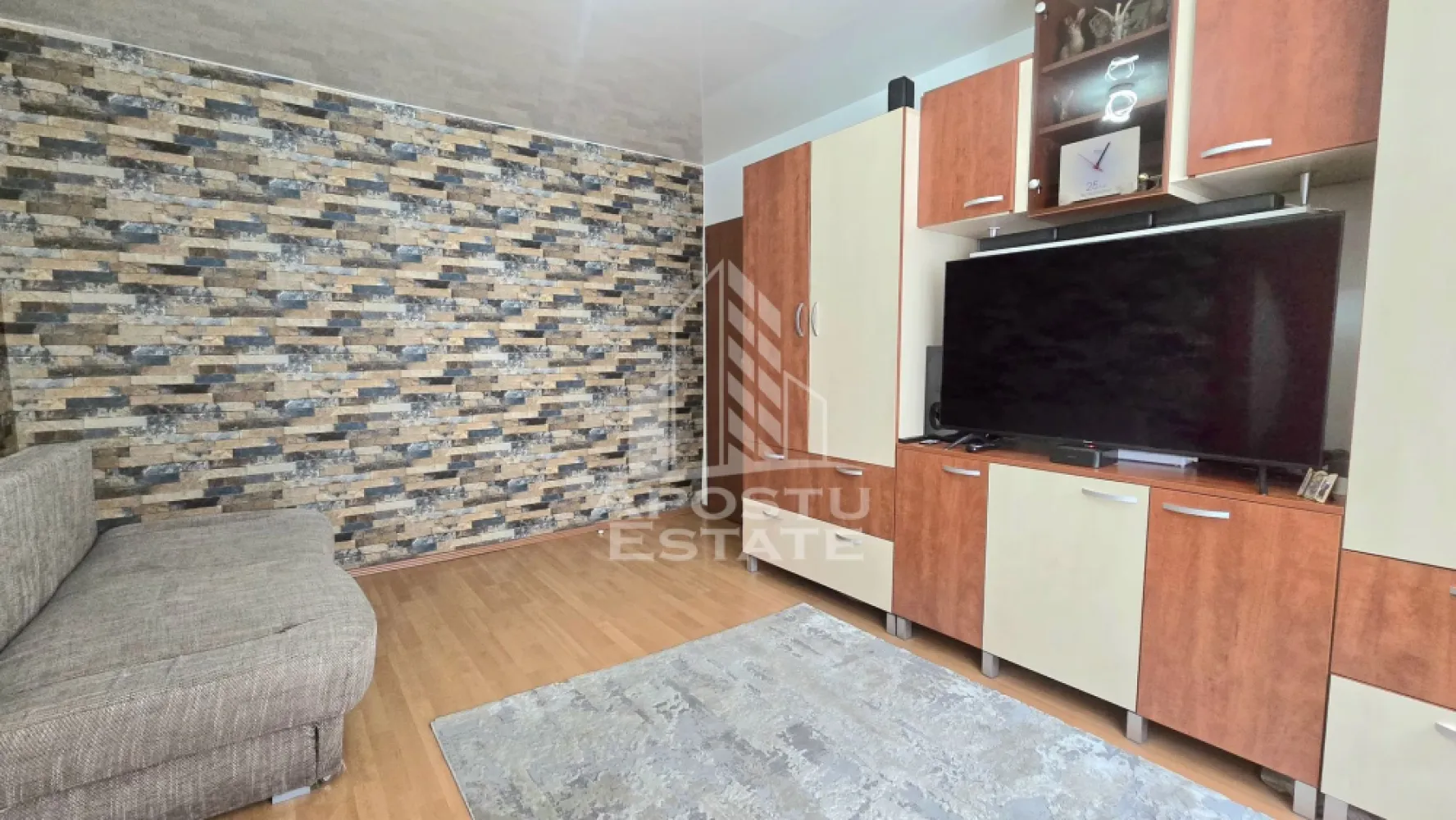 Apartament 2 camere de vanzare, zona Dacia, Timisoara - Agentia Imobiliara Apostu Estate va ofera spre vanzare, in exclusivitate, un apartament cu 2 camere, situat in zona Dacia, Timisoara. 
Zona cunoscuta pentru accesibilitate si proximitatea fata de principalele puncte de interes. La doar 1.3 km fata de Iulius Mall Timisoara.

Proprietatea este situata la etaj intermediar, etajul 4 din 5 al unui imobil anvelopat (izolat exterior).

Dispune de o suprafata utila de 39 mp, la care se adauga um balcon deschis cu dormitorul, de aproximativ 3 mp.

Apartamentul reprezinta o alegere potrivita atat pentru locuinta proprie, cat si pentru investitie, datorita pozitionarii excelente si accesului rapid catre numeroase puncte de interes.

Compartimentare: hol de acces, bucatarie inchisa, living spatios si luminos, dormitor matrimonial cu balcon si baie prevazuta cu cada si geam pentru aerisire.

Apartamentul a fost renovat in anul 2020 si beneficiaza de multiple imbunatatiri realizate pentru cresterea confortului si sigurantei locuintei. Instalatia sanitara a fost schimbata in urma cu aproximativ 4 ani, instalatia termica este realizata din cupru, iar incalzirea se face prin centrala proprie pe gaz, calorifere din otel. De asemenea, tabloul electric a fost schimbat, iar proprietatea dispune de doua stabilizatoare de curent.

Confortul termic este asigurat de centrala termica proprie si unitatea de aer conditionat, ambele montate in urma cu aproximativ un an.

Apartamentul beneficiaza de izolatie exterioara si rulouri din aluminiu, oferind un plus de confort termic, intimitate si eficienta energetica.

Un avantaj suplimentar il reprezinta faptul ca deasupra apartamentului se afla mansarda imobilului, iar acoperisul este realizat din tigla.

Apartamentul se vinde mobilat si utilat, cu exceptia electrocasnicelor mici si a televizorului.

Agentia imobiliara Apostu Estate va ofera consultanta bancara gratuita prin intermediul colaboratorilor nostri, pentru alegerea celui mai potrivit tip de credit, astfel incat tu sa poto deveni noul proprietar al acestui apartament.

Va asteptam cu drag la o vizionare!

ID intern: CP3226952!
