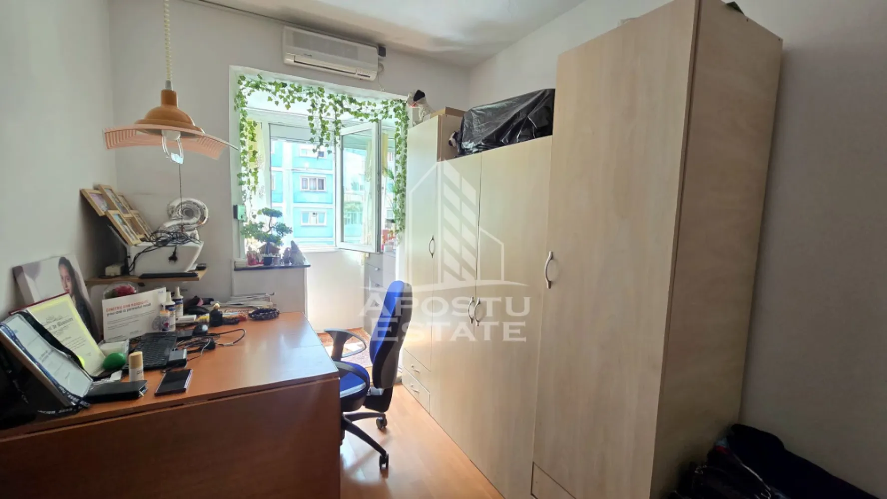Apartament 2 camere de vanzare, zona Dacia, Timisoara - Agentia Imobiliara Apostu Estate va ofera spre vanzare, in exclusivitate, un apartament cu 2 camere, situat in zona Dacia, Timisoara. 
Zona cunoscuta pentru accesibilitate si proximitatea fata de principalele puncte de interes. La doar 1.3 km fata de Iulius Mall Timisoara.

Proprietatea este situata la etaj intermediar, etajul 4 din 5 al unui imobil anvelopat (izolat exterior).

Dispune de o suprafata utila de 39 mp, la care se adauga um balcon deschis cu dormitorul, de aproximativ 3 mp.

Apartamentul reprezinta o alegere potrivita atat pentru locuinta proprie, cat si pentru investitie, datorita pozitionarii excelente si accesului rapid catre numeroase puncte de interes.

Compartimentare: hol de acces, bucatarie inchisa, living spatios si luminos, dormitor matrimonial cu balcon si baie prevazuta cu cada si geam pentru aerisire.

Apartamentul a fost renovat in anul 2020 si beneficiaza de multiple imbunatatiri realizate pentru cresterea confortului si sigurantei locuintei. Instalatia sanitara a fost schimbata in urma cu aproximativ 4 ani, instalatia termica este realizata din cupru, iar incalzirea se face prin centrala proprie pe gaz, calorifere din otel. De asemenea, tabloul electric a fost schimbat, iar proprietatea dispune de doua stabilizatoare de curent.

Confortul termic este asigurat de centrala termica proprie si unitatea de aer conditionat, ambele montate in urma cu aproximativ un an.

Apartamentul beneficiaza de izolatie exterioara si rulouri din aluminiu, oferind un plus de confort termic, intimitate si eficienta energetica.

Un avantaj suplimentar il reprezinta faptul ca deasupra apartamentului se afla mansarda imobilului, iar acoperisul este realizat din tigla.

Apartamentul se vinde mobilat si utilat, cu exceptia electrocasnicelor mici si a televizorului.

Agentia imobiliara Apostu Estate va ofera consultanta bancara gratuita prin intermediul colaboratorilor nostri, pentru alegerea celui mai potrivit tip de credit, astfel incat tu sa poto deveni noul proprietar al acestui apartament.

Va asteptam cu drag la o vizionare!

ID intern: CP3226952!