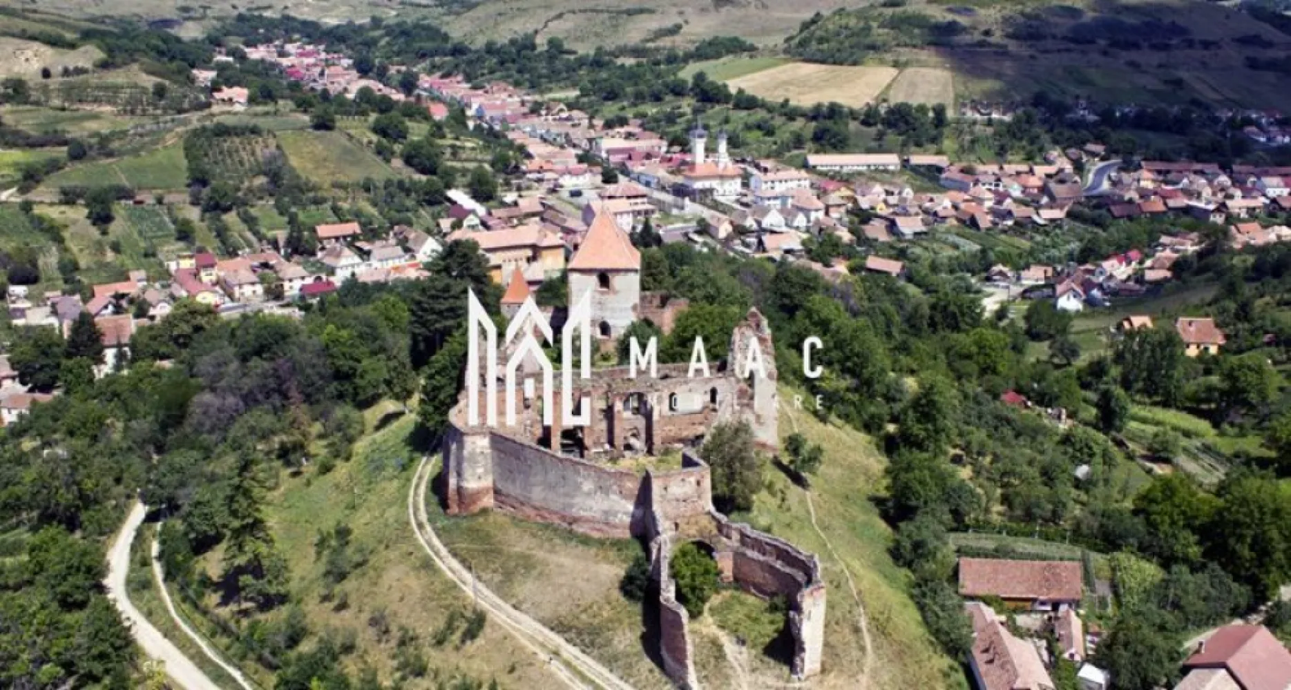 TEREN DE VÂNZARE I 2755 MP i SLIMNIC I INTRAVILAN - MAAC Imobiliare vă propune spre vânzare în satul liniștit Slimnic, unde dealurile Transilvaniei se întind ca o pânză verde, se află o oportunitate rară: un teren intravilan, gata să devină baza visului tău.
Terenul, oferit spre vânzare de MAAC Imobiliare, este un lot liniștit, perfect delimitat și pregătit pentru a primi viață. 
Și cel mai important, toate facilitățile moderne se află chiar la marginea proprietății. Nu vei mai alerga după racorduri sau autorizații complicate. Totul este la îndemână, așteptând doar proiectul tău să prindă contur. Fie că visezi la o casă la tara, plină de lumină, la un atelier creativ, sau la o investiție sigură pentru viitor, acest teren oferă potențialul și fundația.
Imaginează-ți porțile deschizându-se spre acest spațiu al tău. Soarele apune peste dealuri, iar tu știi că tot ce ai nevoie este deja acolo, așteptând. Este mai mult decât un teren; este prima pagină a unei noi povești.
Pentru mai multe detalii, precizați telefonic că ați văzut anunțul cu CP3038479.