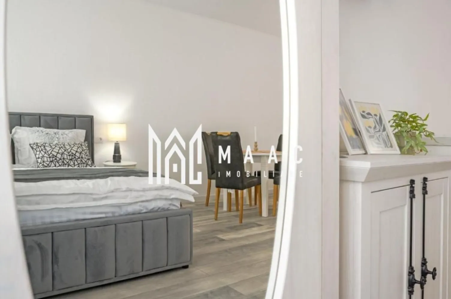 BUSINESS i DOUA APARTAMENTE RENOVATE | CENTRAL I SIBIU I - MAAC Imobiliare vă propune spre vânzare spațiu central, aflat în Piața Mică. Compartimentarea și detaliile referitoare la spațiu se discută la vizionare. Fiecare afacere existentă în spațiul de vânzare are o intrare separată, ideală pentru investiție. 
Spațiul este foarte elegant și eficient compartimentat și utilat, gata pentru preluarea afacerilor existente în locație care sunt operaționale momentan.
Pentru mai multe detalii precizati telefonic ca ati vazut anuntul cu CP3038368