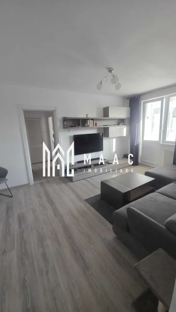 Apartament 2 camere | Prima închiriere | Etaj 3 | Balcon | Cedonia - MAAC Imobiliare vă propune spre închiriere un apartament modern cu 2 camere, aflat la prima închiriere, situat în cartierul Cedonia, într-o zonă apreciată pentru accesul rapid către toate punctele de interes ale orașului.

Apartamentul are o suprafață utilă de 48 mp, este amplasat într-un bloc cu lift și se închiriază complet mobilat și utilat, fiind pregătit pentru mutare imediată.

Compartimentare
Living luminos
Dormitor
Bucătărie
Baie
Balcon
2 debarale / spații de depozitare
Dotări
Centrală termică proprie
Lift
Bucătărie complet mobilată și utilată
Plită și cuptor
Frigider
Mașină de spălat vase
Cuptor cu microunde
Mașină de spălat rufe
Smart TV
Mobilier complet
Avantaje
Prima închiriere
Balcon
Două spații de depozitare
Disponibil imediat
Ideal pentru o persoană sau un cuplu
Avantaje locație
Profi Non-Stop chiar lângă bloc
Stații de autobuz la câțiva pași
Farmacii și magazine în apropiere
Școli și grădinițe
Acces rapid către centrul orașului, Promenada Mall și principalele zone de interes din Sibiu

Pentru mai multe detalii precizati telefonic ca ati vazut anuntul cu ID: CP3215863