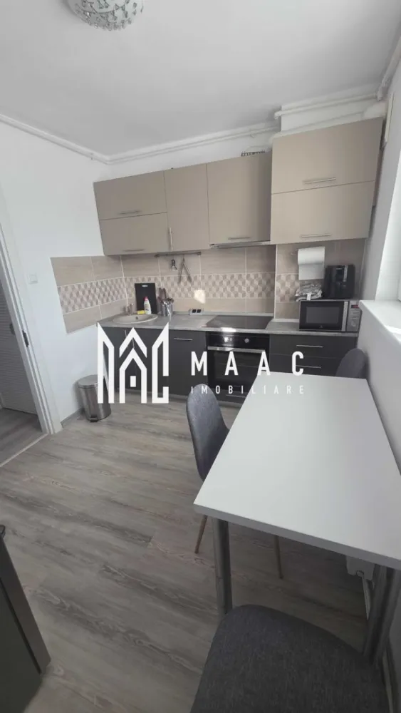 Apartament 2 camere | Prima închiriere | Etaj 3 | Balcon | Cedonia - MAAC Imobiliare vă propune spre închiriere un apartament modern cu 2 camere, aflat la prima închiriere, situat în cartierul Cedonia, într-o zonă apreciată pentru accesul rapid către toate punctele de interes ale orașului.

Apartamentul are o suprafață utilă de 48 mp, este amplasat într-un bloc cu lift și se închiriază complet mobilat și utilat, fiind pregătit pentru mutare imediată.

Compartimentare
Living luminos
Dormitor
Bucătărie
Baie
Balcon
2 debarale / spații de depozitare
Dotări
Centrală termică proprie
Lift
Bucătărie complet mobilată și utilată
Plită și cuptor
Frigider
Mașină de spălat vase
Cuptor cu microunde
Mașină de spălat rufe
Smart TV
Mobilier complet
Avantaje
Prima închiriere
Balcon
Două spații de depozitare
Disponibil imediat
Ideal pentru o persoană sau un cuplu
Avantaje locație
Profi Non-Stop chiar lângă bloc
Stații de autobuz la câțiva pași
Farmacii și magazine în apropiere
Școli și grădinițe
Acces rapid către centrul orașului, Promenada Mall și principalele zone de interes din Sibiu

Pentru mai multe detalii precizati telefonic ca ati vazut anuntul cu ID: CP3215863