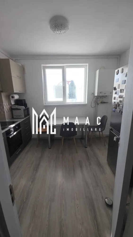 Apartament 2 camere | Prima închiriere | Etaj 3 | Balcon | Cedonia - MAAC Imobiliare vă propune spre închiriere un apartament modern cu 2 camere, aflat la prima închiriere, situat în cartierul Cedonia, într-o zonă apreciată pentru accesul rapid către toate punctele de interes ale orașului.

Apartamentul are o suprafață utilă de 48 mp, este amplasat într-un bloc cu lift și se închiriază complet mobilat și utilat, fiind pregătit pentru mutare imediată.

Compartimentare
Living luminos
Dormitor
Bucătărie
Baie
Balcon
2 debarale / spații de depozitare
Dotări
Centrală termică proprie
Lift
Bucătărie complet mobilată și utilată
Plită și cuptor
Frigider
Mașină de spălat vase
Cuptor cu microunde
Mașină de spălat rufe
Smart TV
Mobilier complet
Avantaje
Prima închiriere
Balcon
Două spații de depozitare
Disponibil imediat
Ideal pentru o persoană sau un cuplu
Avantaje locație
Profi Non-Stop chiar lângă bloc
Stații de autobuz la câțiva pași
Farmacii și magazine în apropiere
Școli și grădinițe
Acces rapid către centrul orașului, Promenada Mall și principalele zone de interes din Sibiu

Pentru mai multe detalii precizati telefonic ca ati vazut anuntul cu ID: CP3215863