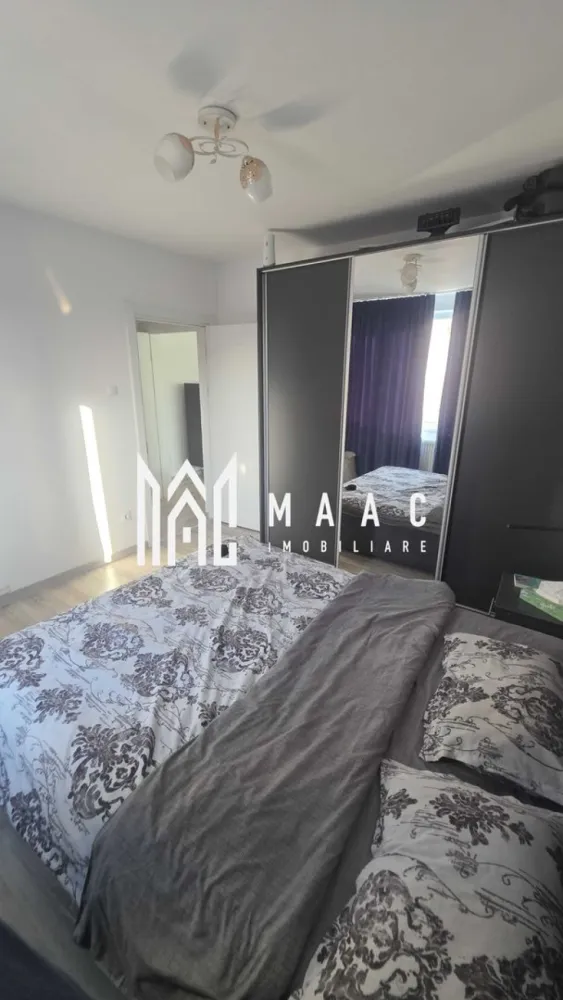 Apartament 2 camere | Prima închiriere | Etaj 3 | Balcon | Cedonia - MAAC Imobiliare vă propune spre închiriere un apartament modern cu 2 camere, aflat la prima închiriere, situat în cartierul Cedonia, într-o zonă apreciată pentru accesul rapid către toate punctele de interes ale orașului.

Apartamentul are o suprafață utilă de 48 mp, este amplasat într-un bloc cu lift și se închiriază complet mobilat și utilat, fiind pregătit pentru mutare imediată.

Compartimentare
Living luminos
Dormitor
Bucătărie
Baie
Balcon
2 debarale / spații de depozitare
Dotări
Centrală termică proprie
Lift
Bucătărie complet mobilată și utilată
Plită și cuptor
Frigider
Mașină de spălat vase
Cuptor cu microunde
Mașină de spălat rufe
Smart TV
Mobilier complet
Avantaje
Prima închiriere
Balcon
Două spații de depozitare
Disponibil imediat
Ideal pentru o persoană sau un cuplu
Avantaje locație
Profi Non-Stop chiar lângă bloc
Stații de autobuz la câțiva pași
Farmacii și magazine în apropiere
Școli și grădinițe
Acces rapid către centrul orașului, Promenada Mall și principalele zone de interes din Sibiu

Pentru mai multe detalii precizati telefonic ca ati vazut anuntul cu ID: CP3215863