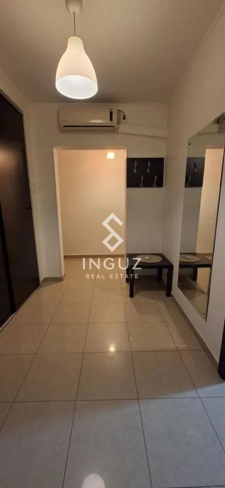 Apartament 2 camere de închiriat | Decomandat | Obor – Șoseaua Colenti - Apartament 2 camere de închiriat | Decomandat | Obor – Șoseaua Colentina

Preț: 500 EUR

Apartament cu 2 camere, decomandat, situat în zona Obor, pe Șoseaua Colentina, într-o locație bine conectată, aproape de metrou și multiple facilități urbane.

Detalii proprietate:
• Suprafață utilă: 55 mp
• Compartimentare decomandată
• Etaj 6
• Construcție: 1977–1990

Compartimentare:
• Living
• Dormitor
• Bucătărie
• Baie

Dotări:
• Complet mobilat
• Complet utilat
• Pregătit pentru mutare imediată

Localizare:
• Aproape de Metrou Obor
• Acces rapid către mijloace de transport în comun
• În apropiere de magazine, supermarketuri și piața Obor

Informații suplimentare:
• Disponibil imediat
• Ideal pentru cuplu sau persoane singure