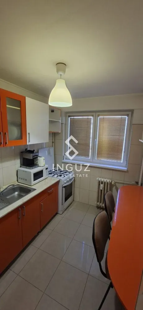 Apartament 2 camere de închiriat | Decomandat | Obor – Șoseaua Colenti - Apartament 2 camere de închiriat | Decomandat | Obor – Șoseaua Colentina

Preț: 500 EUR

Apartament cu 2 camere, decomandat, situat în zona Obor, pe Șoseaua Colentina, într-o locație bine conectată, aproape de metrou și multiple facilități urbane.

Detalii proprietate:
• Suprafață utilă: 55 mp
• Compartimentare decomandată
• Etaj 6
• Construcție: 1977–1990

Compartimentare:
• Living
• Dormitor
• Bucătărie
• Baie

Dotări:
• Complet mobilat
• Complet utilat
• Pregătit pentru mutare imediată

Localizare:
• Aproape de Metrou Obor
• Acces rapid către mijloace de transport în comun
• În apropiere de magazine, supermarketuri și piața Obor

Informații suplimentare:
• Disponibil imediat
• Ideal pentru cuplu sau persoane singure
