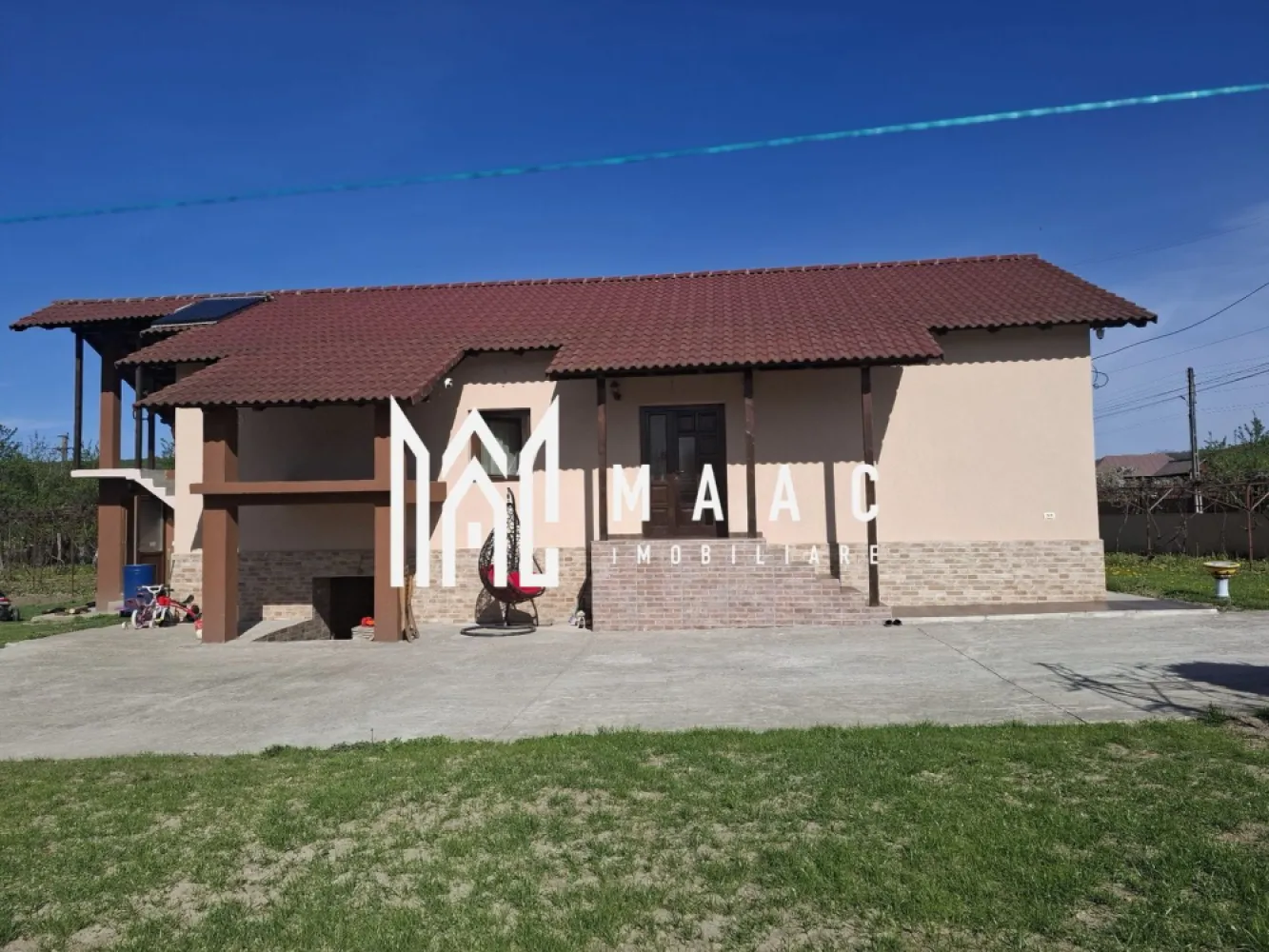 Casă 4 camere | Mănăilești, Vâlcea | 134 mp, teren 1.556 mp - Casă individuală cu 4 camere în satul Mănăilești, comuna Frâncești, județul Vâlcea, cu 134 mp utili, teren intravilan de 1.556 mp și construcție din 2016. Proprietatea oferă curte generoasă, terasă acoperită și spațiu exterior potrivit pentru activități în aer liber.

Detalii proprietate:
• Suprafață utilă: 134 mp
• Teren intravilan: 1.556 mp
• Casă individuală, construită în 2016
• Structură din cărămidă și acoperiș din tablă
• 4 camere, 3 dormitoare, o baie, 2 bucătării și balcon
• Living, hol larg și terasă acoperită
• Finisată modern
• Beci, curte amenajată, vie, livadă cu pomi fructiferi și grădină de legume
• Fântână proprie, panou solar pentru apă caldă, centrală termică pe lemne, uși și ferestre din lemn
• Anexă de 32,5 mp înscrisă în Carte Funciară

Proprietatea este amplasată într-o zonă liniștită din Mănăilești, cu aer curat, multă verdeață și peisaje naturale. Curtea și terenul generos oferă intimitate și spațiu pentru grădinărit, relaxare sau amenajări suplimentare.

Pentru mai multe informații și programarea unei vizionări, contactați echipa MAAC Imobiliare și menționați Cod anunț CP3226118.

Conținut optimizat cu AI, aprobat de agent uman.