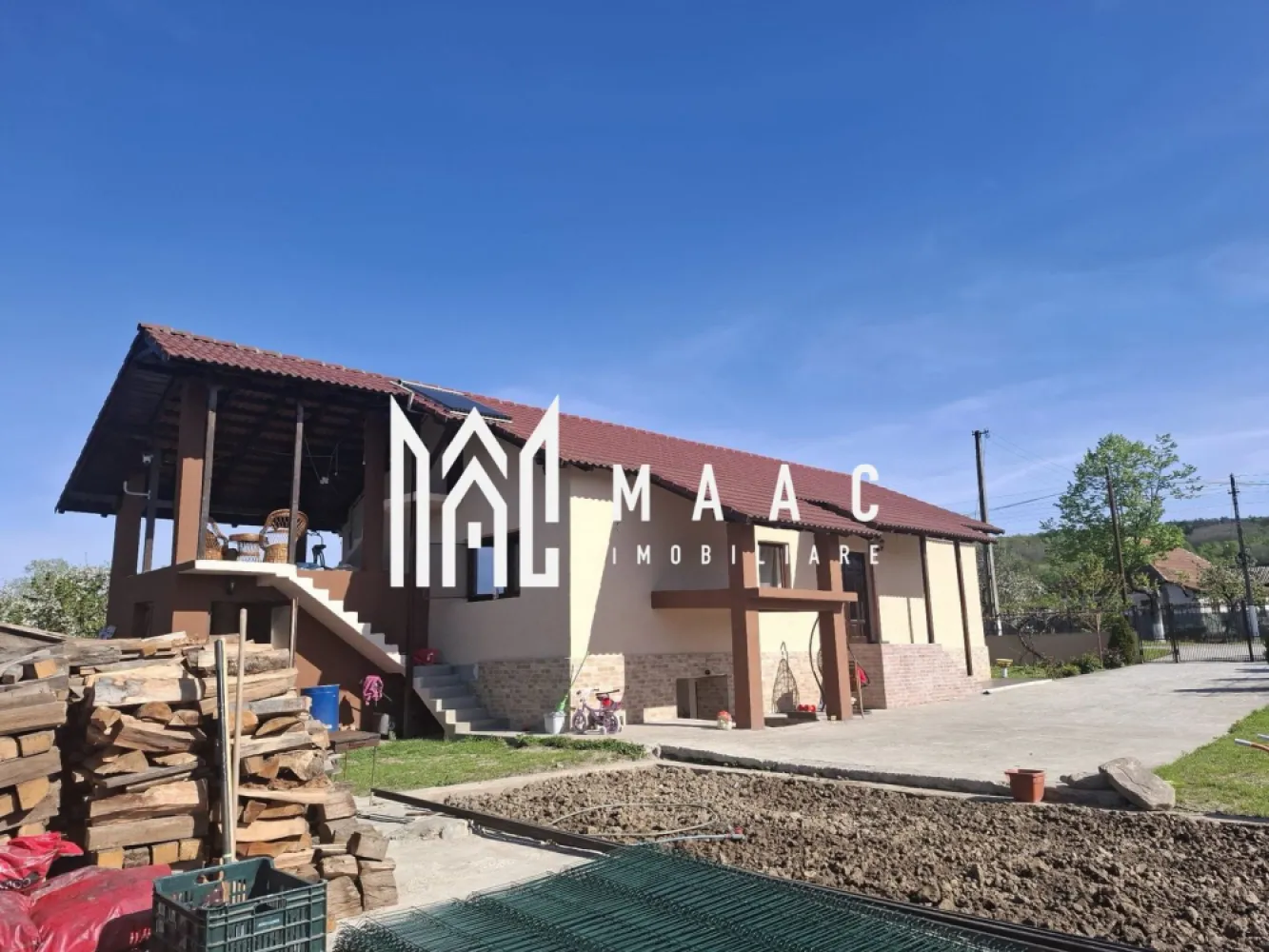 Casă 4 camere | Mănăilești, Vâlcea | 134 mp, teren 1.556 mp - Casă individuală cu 4 camere în satul Mănăilești, comuna Frâncești, județul Vâlcea, cu 134 mp utili, teren intravilan de 1.556 mp și construcție din 2016. Proprietatea oferă curte generoasă, terasă acoperită și spațiu exterior potrivit pentru activități în aer liber.

Detalii proprietate:
• Suprafață utilă: 134 mp
• Teren intravilan: 1.556 mp
• Casă individuală, construită în 2016
• Structură din cărămidă și acoperiș din tablă
• 4 camere, 3 dormitoare, o baie, 2 bucătării și balcon
• Living, hol larg și terasă acoperită
• Finisată modern
• Beci, curte amenajată, vie, livadă cu pomi fructiferi și grădină de legume
• Fântână proprie, panou solar pentru apă caldă, centrală termică pe lemne, uși și ferestre din lemn
• Anexă de 32,5 mp înscrisă în Carte Funciară

Proprietatea este amplasată într-o zonă liniștită din Mănăilești, cu aer curat, multă verdeață și peisaje naturale. Curtea și terenul generos oferă intimitate și spațiu pentru grădinărit, relaxare sau amenajări suplimentare.

Pentru mai multe informații și programarea unei vizionări, contactați echipa MAAC Imobiliare și menționați Cod anunț CP3226118.

Conținut optimizat cu AI, aprobat de agent uman.
