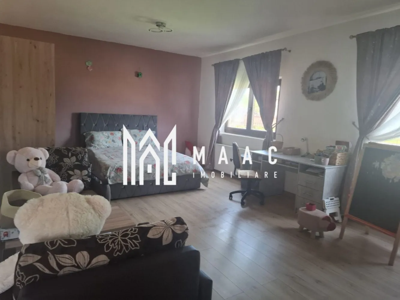 Casă 4 camere | Mănăilești, Vâlcea | 134 mp, teren 1.556 mp - Casă individuală cu 4 camere în satul Mănăilești, comuna Frâncești, județul Vâlcea, cu 134 mp utili, teren intravilan de 1.556 mp și construcție din 2016. Proprietatea oferă curte generoasă, terasă acoperită și spațiu exterior potrivit pentru activități în aer liber.

Detalii proprietate:
• Suprafață utilă: 134 mp
• Teren intravilan: 1.556 mp
• Casă individuală, construită în 2016
• Structură din cărămidă și acoperiș din tablă
• 4 camere, 3 dormitoare, o baie, 2 bucătării și balcon
• Living, hol larg și terasă acoperită
• Finisată modern
• Beci, curte amenajată, vie, livadă cu pomi fructiferi și grădină de legume
• Fântână proprie, panou solar pentru apă caldă, centrală termică pe lemne, uși și ferestre din lemn
• Anexă de 32,5 mp înscrisă în Carte Funciară

Proprietatea este amplasată într-o zonă liniștită din Mănăilești, cu aer curat, multă verdeață și peisaje naturale. Curtea și terenul generos oferă intimitate și spațiu pentru grădinărit, relaxare sau amenajări suplimentare.

Pentru mai multe informații și programarea unei vizionări, contactați echipa MAAC Imobiliare și menționați Cod anunț CP3226118.

Conținut optimizat cu AI, aprobat de agent uman.