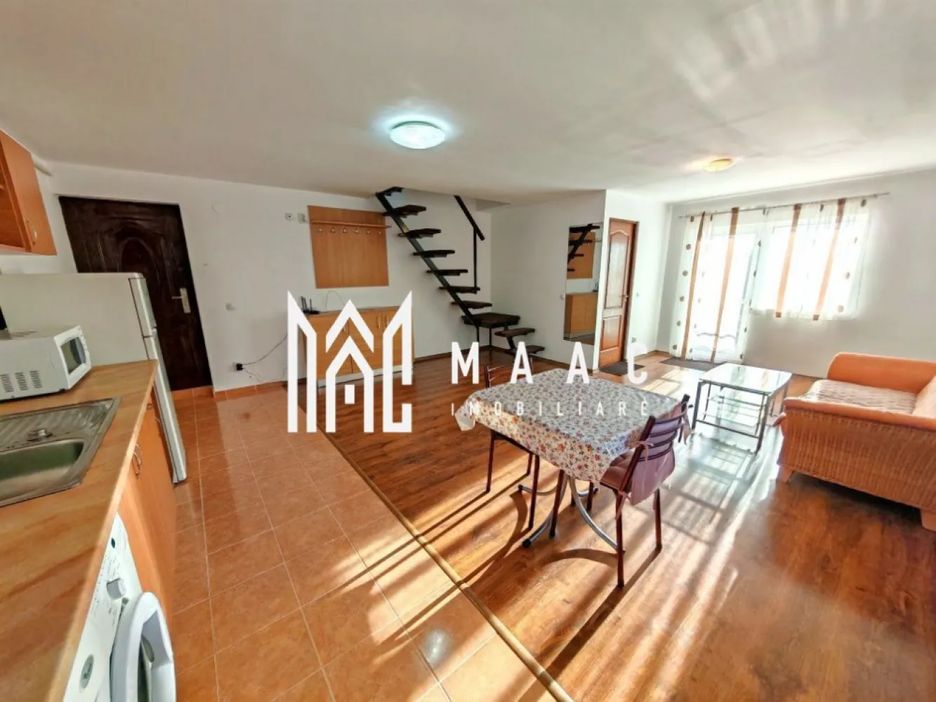 Apartament 3 camere | 75MPU | Valea Aurie - MAAC Imobiliare vă propune spre închiriere un apartament spațios și luminos cu 3 camere, situat în cartierul Valea Aurie, într-o zonă liniștită, cu acces rapid către toate facilitățile necesare.

Locuința are o suprafață utilă de 75 mp, este amplasată la etajul 5 din 5 (fără lift) și se închiriază complet mobilată și utilată, fiind pregătită pentru mutare imediată.

Compartimentare
Living generos cu bucătărie open-space (35 mp)
2 dormitoare decomandate
Baie
Scară interioară
Spații de depozitare în fiecare dormitor
Dotări
Centrală termică proprie cu termostat
Plită cu inducție
Hotă
Cuptor cu microunde
Frigider
Mașină de spălat rufe
Internet Wi-Fi
Mobilat și utilat complet
Avantaje
Living spațios și luminos
Dormitoare cu paturi matrimoniale
Spații generoase de depozitare
Zonă liniștită
Disponibil imediat
Avantaje locație
Stații de autobuz în apropiere
Magazine de cartier și supermarketuri
Bănci, farmacii și alte servicii
Aproape de școli și grădinițe
Acces rapid către Parcul Sub Arini, centrul orașului și principalele zone de interes din Sibiu
Condiții de închiriere
Contract pe o perioadă minimă de 1 an
Garanție: 350 €
Se acceptă maximum 2 persoane
Nu se acceptă animale de companie

Cod anunț CP3226125