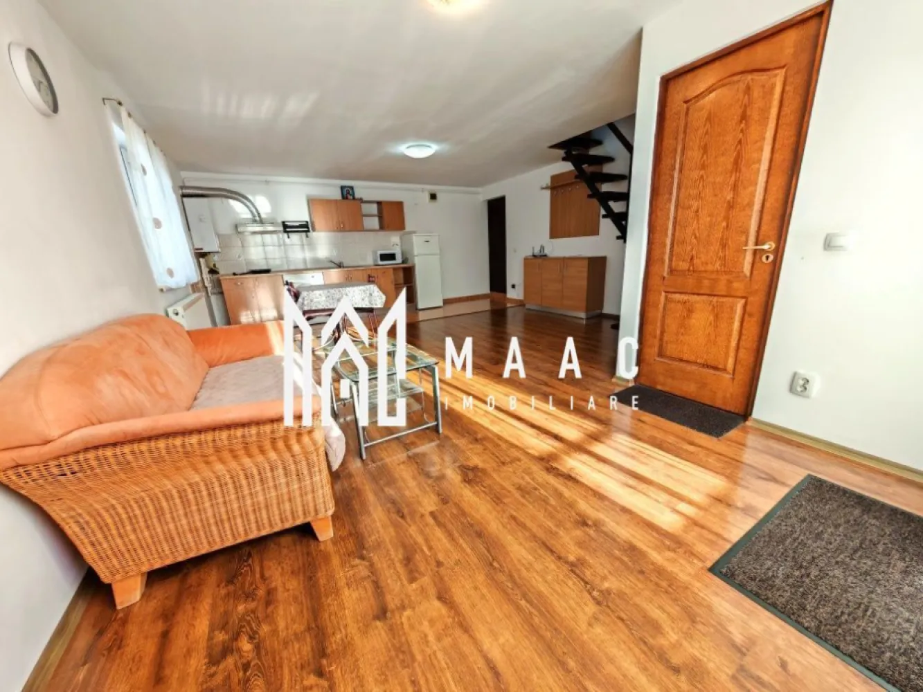Apartament 3 camere | 75MPU | Valea Aurie - MAAC Imobiliare vă propune spre închiriere un apartament spațios și luminos cu 3 camere, situat în cartierul Valea Aurie, într-o zonă liniștită, cu acces rapid către toate facilitățile necesare.

Locuința are o suprafață utilă de 75 mp, este amplasată la etajul 5 din 5 (fără lift) și se închiriază complet mobilată și utilată, fiind pregătită pentru mutare imediată.

Compartimentare
Living generos cu bucătărie open-space (35 mp)
2 dormitoare decomandate
Baie
Scară interioară
Spații de depozitare în fiecare dormitor
Dotări
Centrală termică proprie cu termostat
Plită cu inducție
Hotă
Cuptor cu microunde
Frigider
Mașină de spălat rufe
Internet Wi-Fi
Mobilat și utilat complet
Avantaje
Living spațios și luminos
Dormitoare cu paturi matrimoniale
Spații generoase de depozitare
Zonă liniștită
Disponibil imediat
Avantaje locație
Stații de autobuz în apropiere
Magazine de cartier și supermarketuri
Bănci, farmacii și alte servicii
Aproape de școli și grădinițe
Acces rapid către Parcul Sub Arini, centrul orașului și principalele zone de interes din Sibiu
Condiții de închiriere
Contract pe o perioadă minimă de 1 an
Garanție: 350 €
Se acceptă maximum 2 persoane
Nu se acceptă animale de companie

Cod anunț CP3226125