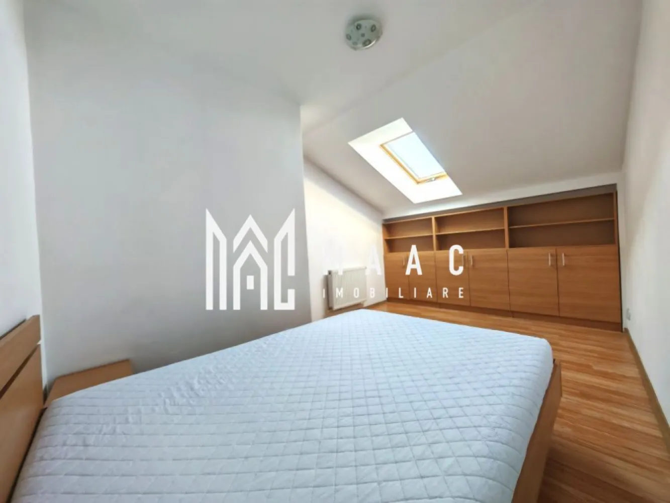 Apartament 3 camere | 75MPU | Valea Aurie - MAAC Imobiliare vă propune spre închiriere un apartament spațios și luminos cu 3 camere, situat în cartierul Valea Aurie, într-o zonă liniștită, cu acces rapid către toate facilitățile necesare.

Locuința are o suprafață utilă de 75 mp, este amplasată la etajul 5 din 5 (fără lift) și se închiriază complet mobilată și utilată, fiind pregătită pentru mutare imediată.

Compartimentare
Living generos cu bucătărie open-space (35 mp)
2 dormitoare decomandate
Baie
Scară interioară
Spații de depozitare în fiecare dormitor
Dotări
Centrală termică proprie cu termostat
Plită cu inducție
Hotă
Cuptor cu microunde
Frigider
Mașină de spălat rufe
Internet Wi-Fi
Mobilat și utilat complet
Avantaje
Living spațios și luminos
Dormitoare cu paturi matrimoniale
Spații generoase de depozitare
Zonă liniștită
Disponibil imediat
Avantaje locație
Stații de autobuz în apropiere
Magazine de cartier și supermarketuri
Bănci, farmacii și alte servicii
Aproape de școli și grădinițe
Acces rapid către Parcul Sub Arini, centrul orașului și principalele zone de interes din Sibiu
Condiții de închiriere
Contract pe o perioadă minimă de 1 an
Garanție: 350 €
Se acceptă maximum 2 persoane
Nu se acceptă animale de companie

Cod anunț CP3226125