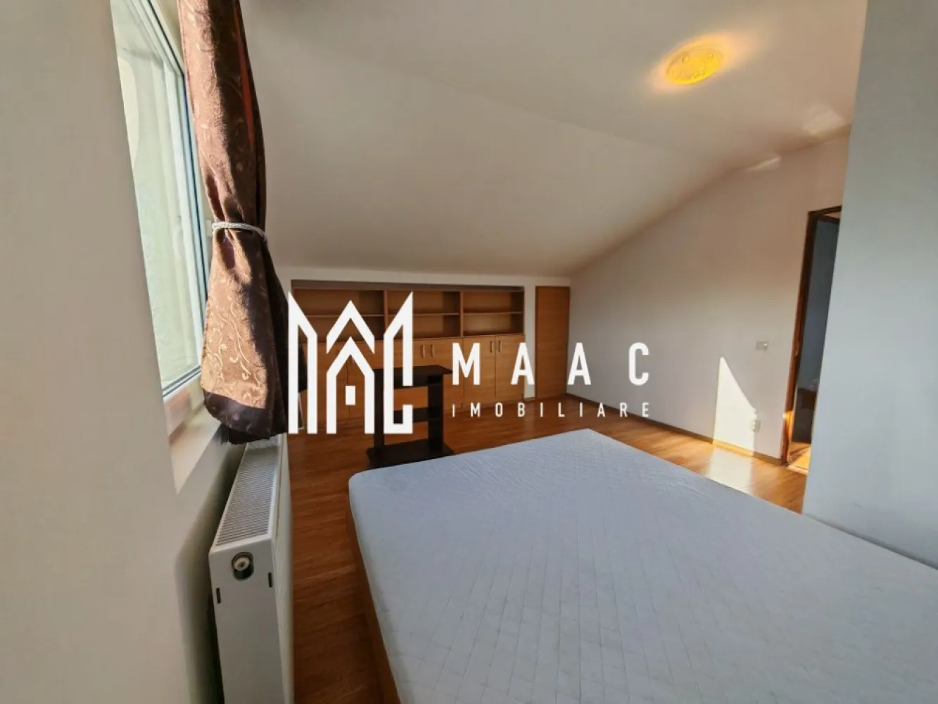 Apartament 3 camere | 75MPU | Valea Aurie - MAAC Imobiliare vă propune spre închiriere un apartament spațios și luminos cu 3 camere, situat în cartierul Valea Aurie, într-o zonă liniștită, cu acces rapid către toate facilitățile necesare.

Locuința are o suprafață utilă de 75 mp, este amplasată la etajul 5 din 5 (fără lift) și se închiriază complet mobilată și utilată, fiind pregătită pentru mutare imediată.

Compartimentare
Living generos cu bucătărie open-space (35 mp)
2 dormitoare decomandate
Baie
Scară interioară
Spații de depozitare în fiecare dormitor
Dotări
Centrală termică proprie cu termostat
Plită cu inducție
Hotă
Cuptor cu microunde
Frigider
Mașină de spălat rufe
Internet Wi-Fi
Mobilat și utilat complet
Avantaje
Living spațios și luminos
Dormitoare cu paturi matrimoniale
Spații generoase de depozitare
Zonă liniștită
Disponibil imediat
Avantaje locație
Stații de autobuz în apropiere
Magazine de cartier și supermarketuri
Bănci, farmacii și alte servicii
Aproape de școli și grădinițe
Acces rapid către Parcul Sub Arini, centrul orașului și principalele zone de interes din Sibiu
Condiții de închiriere
Contract pe o perioadă minimă de 1 an
Garanție: 350 €
Se acceptă maximum 2 persoane
Nu se acceptă animale de companie

Cod anunț CP3226125